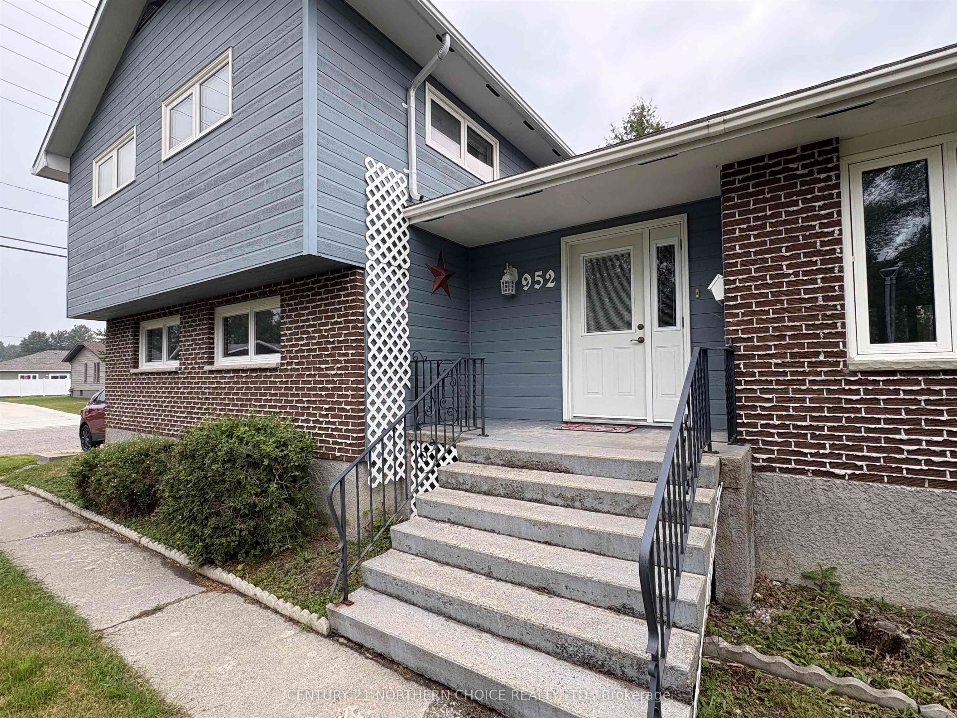 952 Russell Byway, Fort Frances, ON P9A 3N9 photo 3