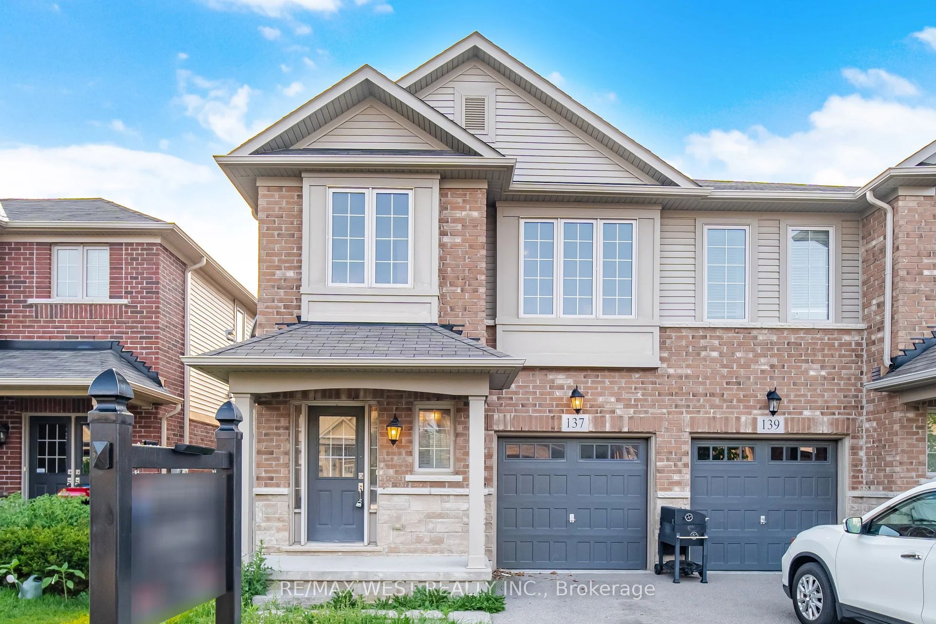 137 Echovalley Drive, Hamilton, ON L8J 0H1 photo 2
