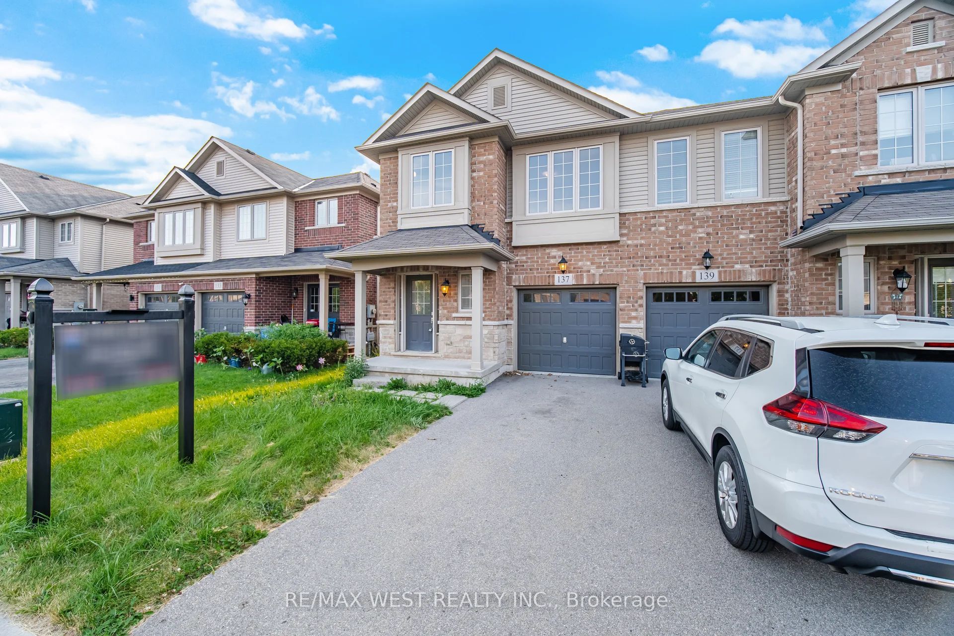 137 Echovalley Drive, Hamilton, ON L8J 0H1 photo 3