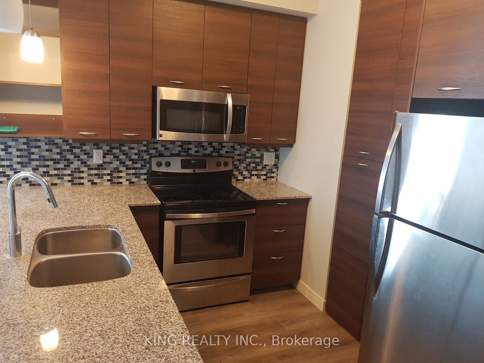 318 Spruce Street 1405, Waterloo, ON N2L 3M7 photo 3
