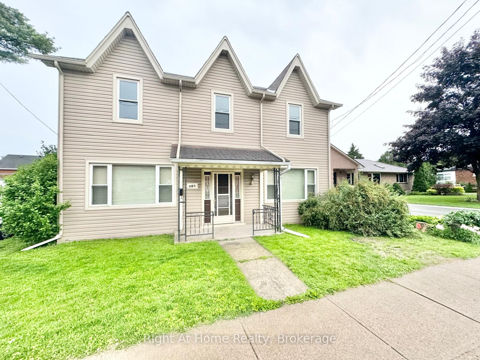 216 Hatt Drive, Hamilton, ON L9H 2G8
