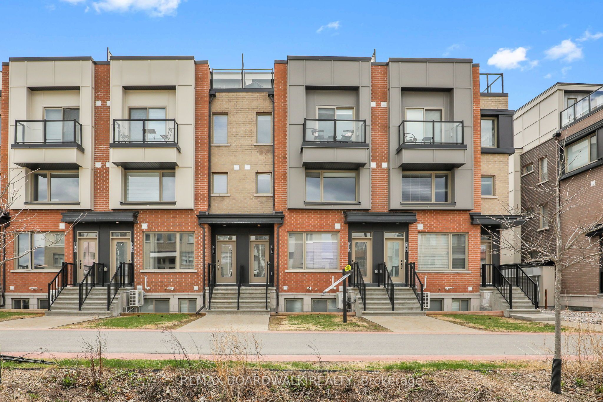 810 Mikinak Road, Manor Park - Cardinal Glen and Area, ON K1K 5A5