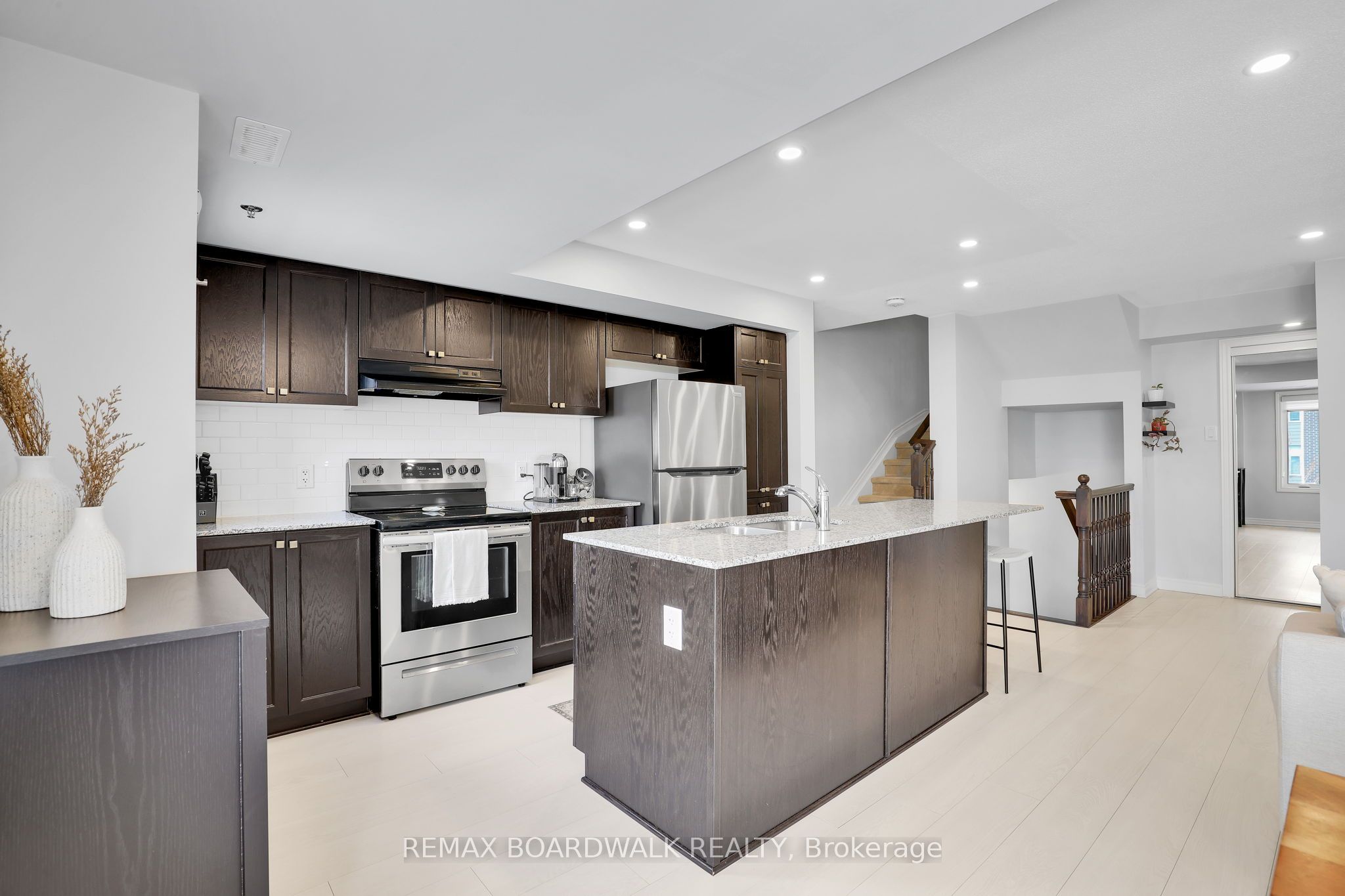 810 Mikinak Road, Manor Park - Cardinal Glen and Area, ON K1K 5A5 photo 3