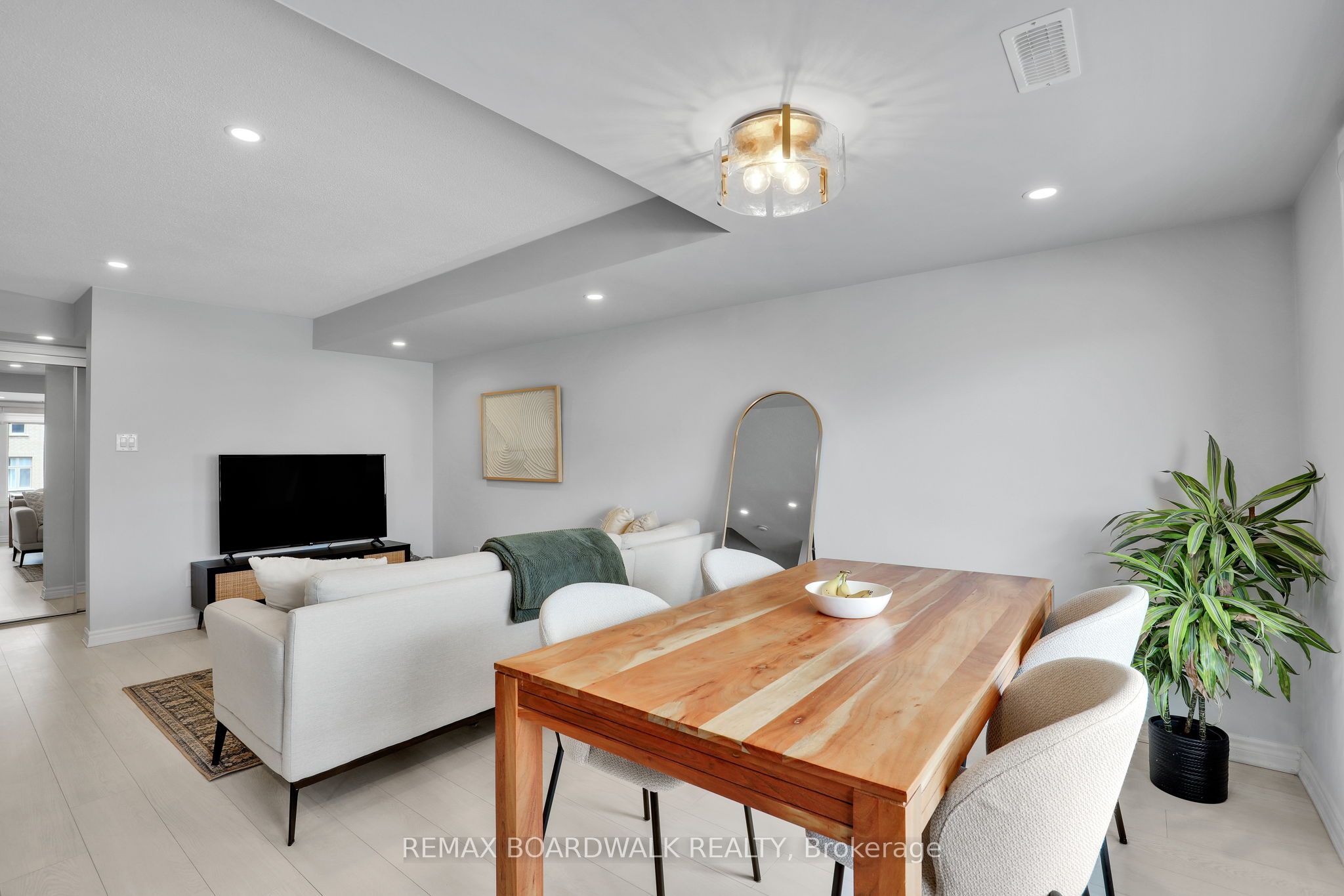 810 Mikinak Road, Manor Park - Cardinal Glen and Area, ON K1K 5A5 photo 4