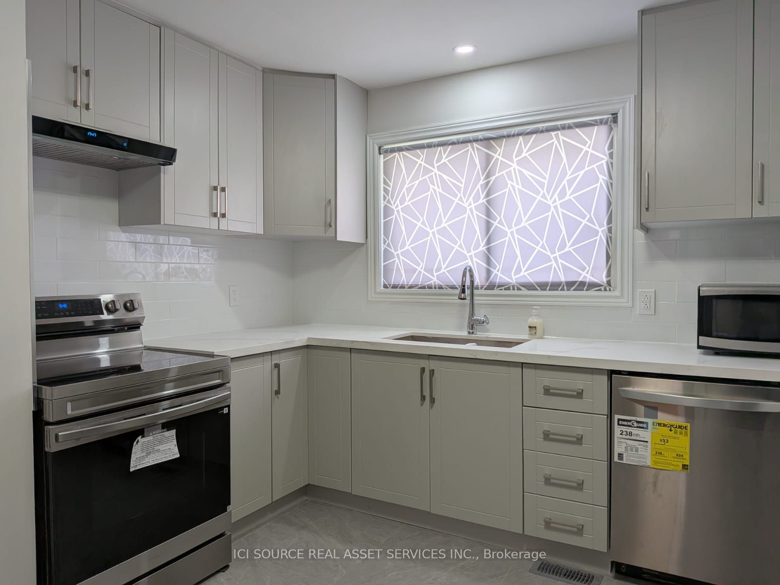 21 Parkdale Drive A - Upper, Belleville, ON K8P 2P3 photo 2