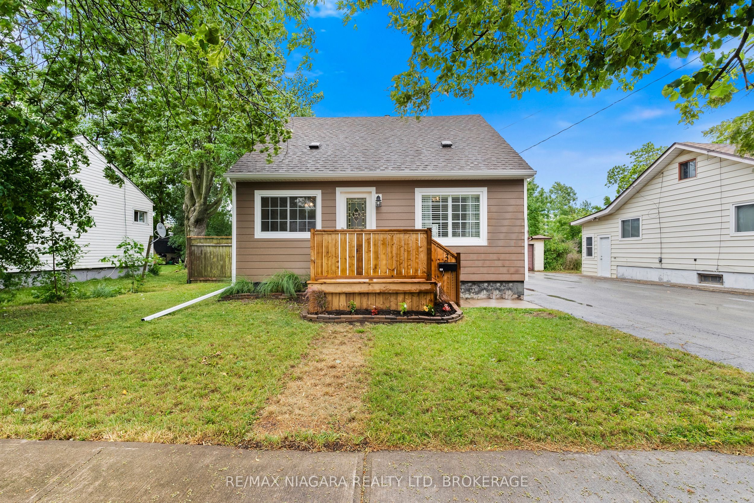 3 Osborne Street, Fort Erie, ON L2A 3X8 photo 2