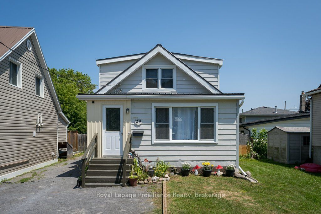 29 Pelham Street, Quinte West, ON K8V 5A8