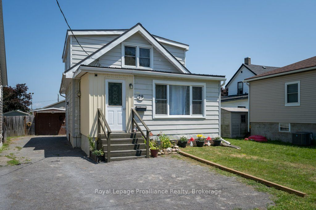 29 Pelham Street, Quinte West, ON K8V 5A8 photo 3