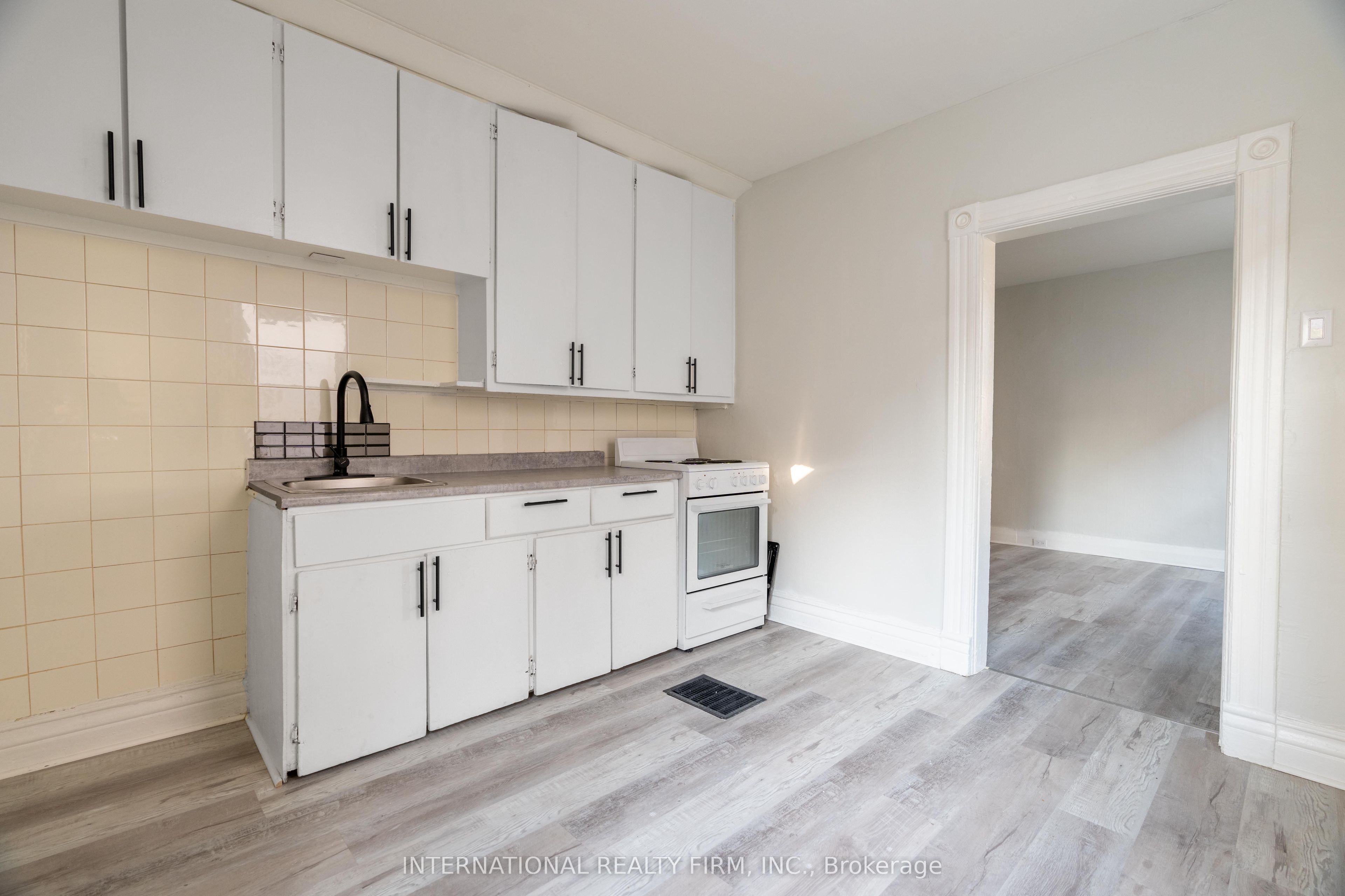 221 Hamilton Road E 4, London East, ON N5Z 1P9