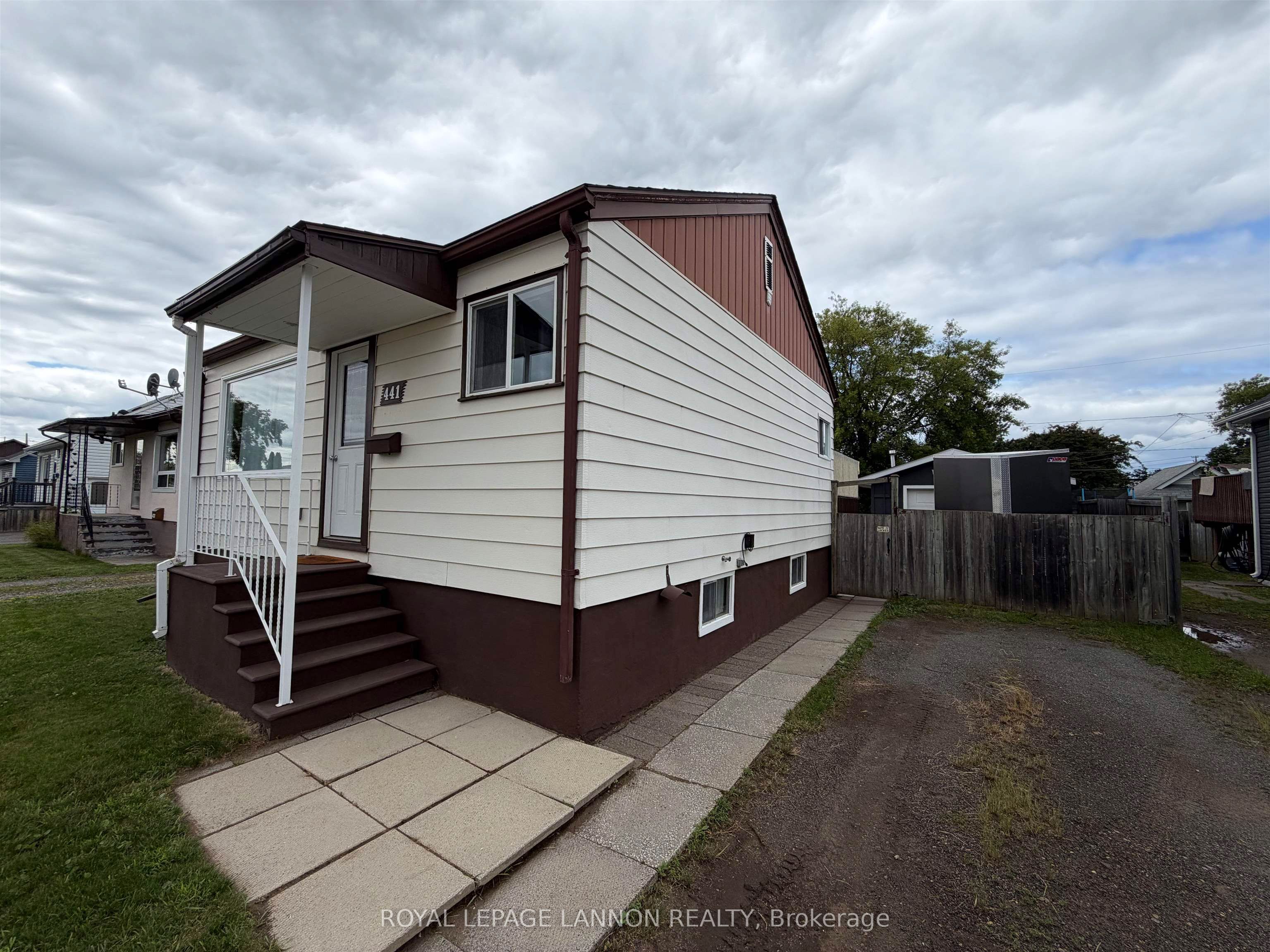 441 Christina Street E, Thunder Bay, ON P7E 4P3 photo 2