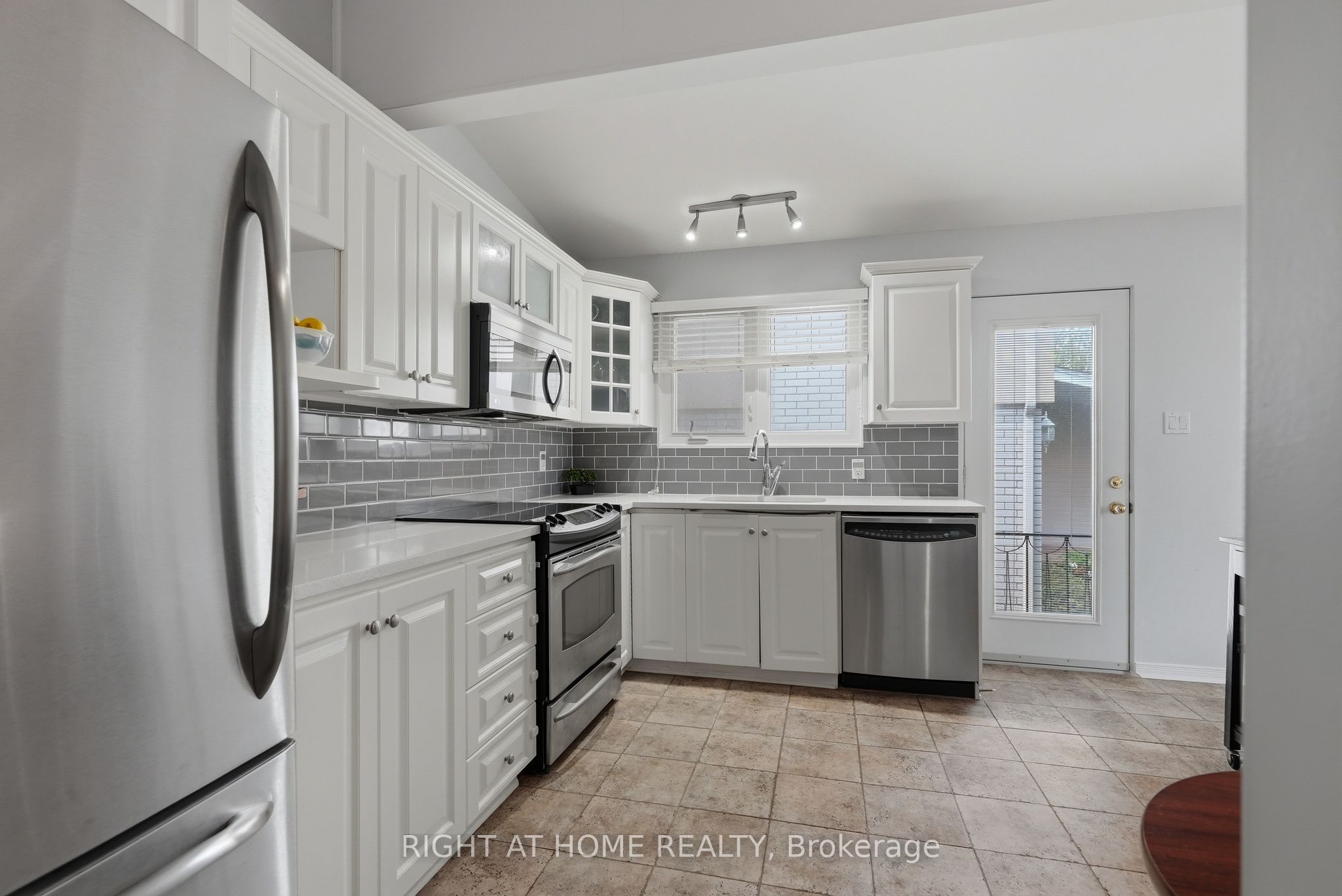1272 Collins Avenue, Alta Vista and Area, ON K1V 6C8 photo 5