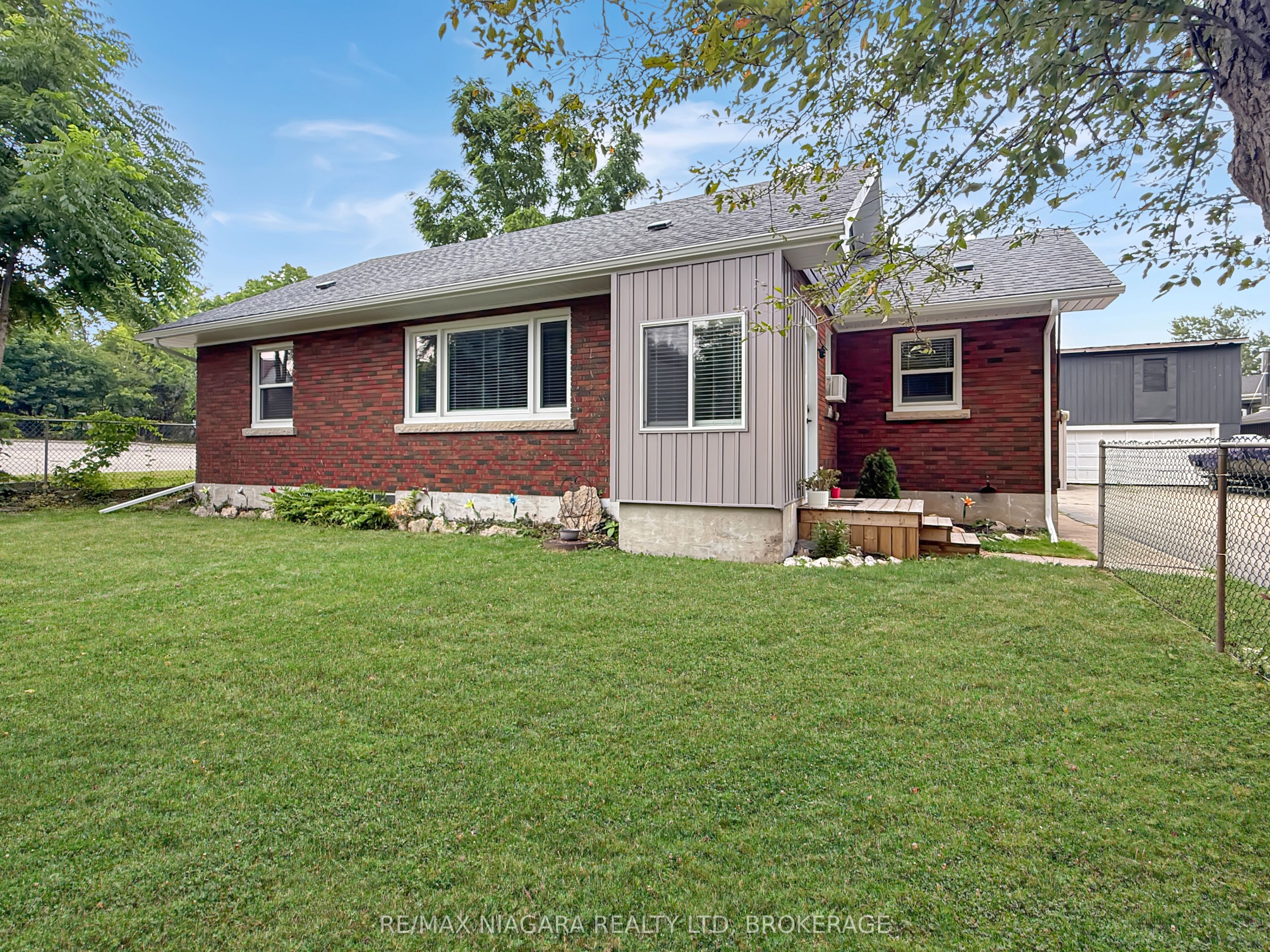 222 Ridgeway Road, Fort Erie, ON L0S 1B0 photo 2