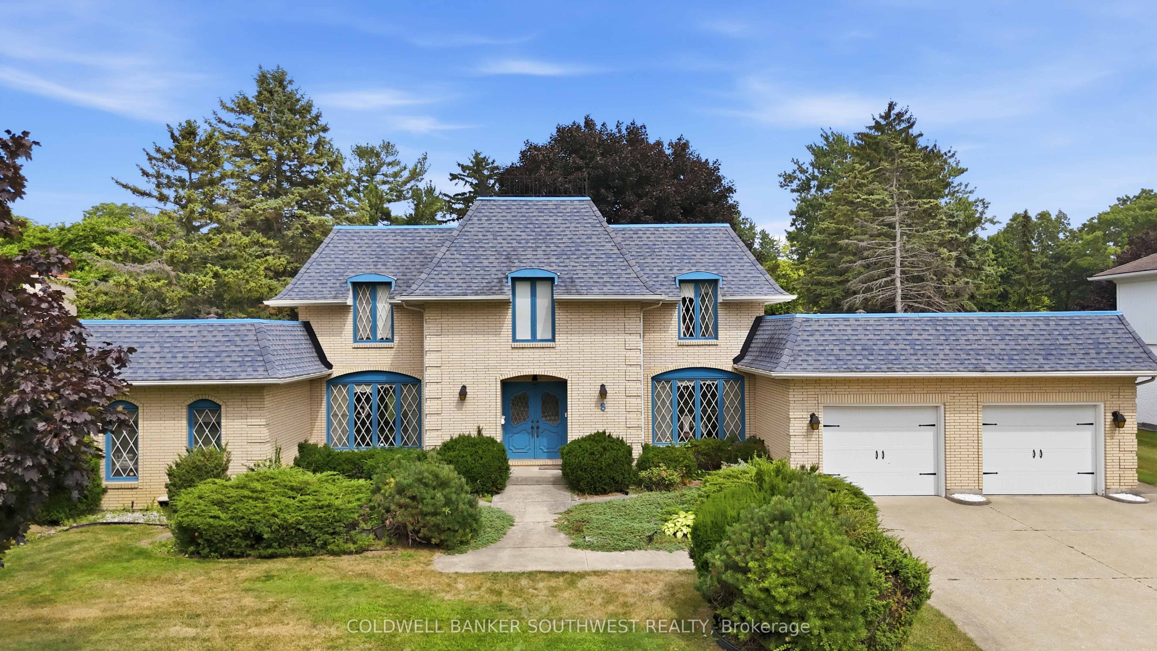 8 Crestwood Place, Sarnia, ON N7S 5M9