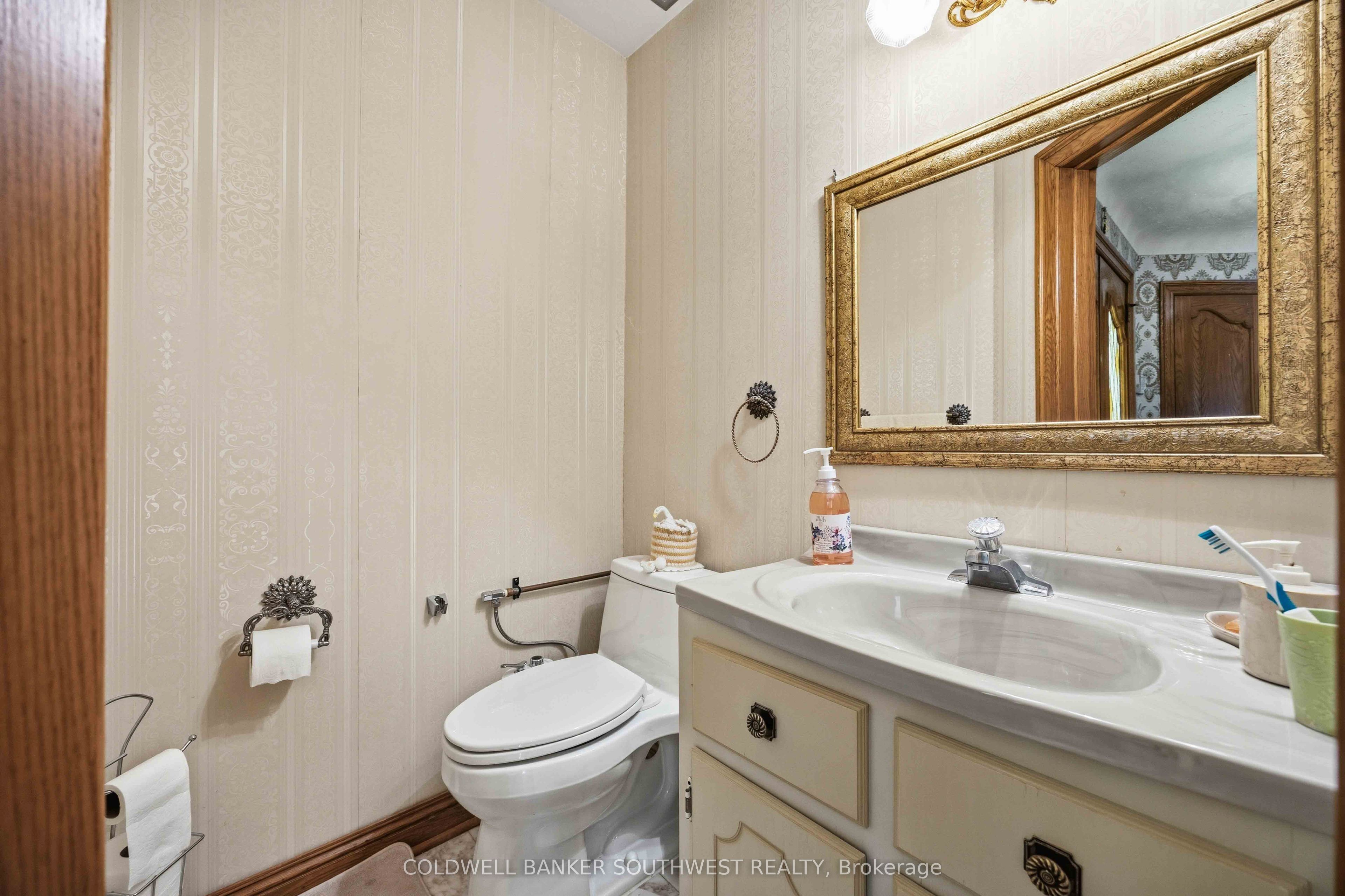8 Crestwood Place, Sarnia, ON N7S 5M9 photo 5