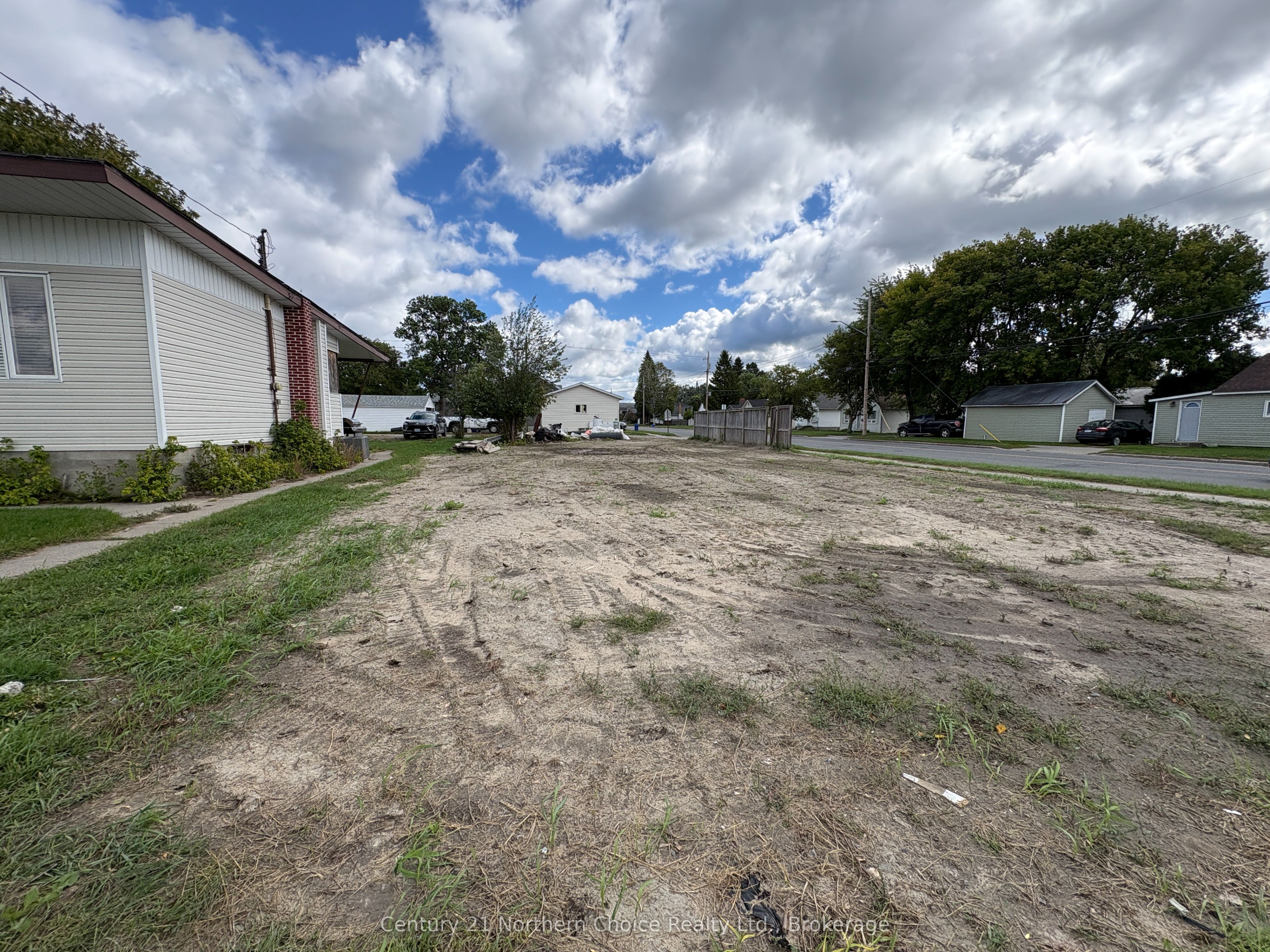 700 Crowe Avenue, Fort Frances, ON P9A 2L6 photo 2