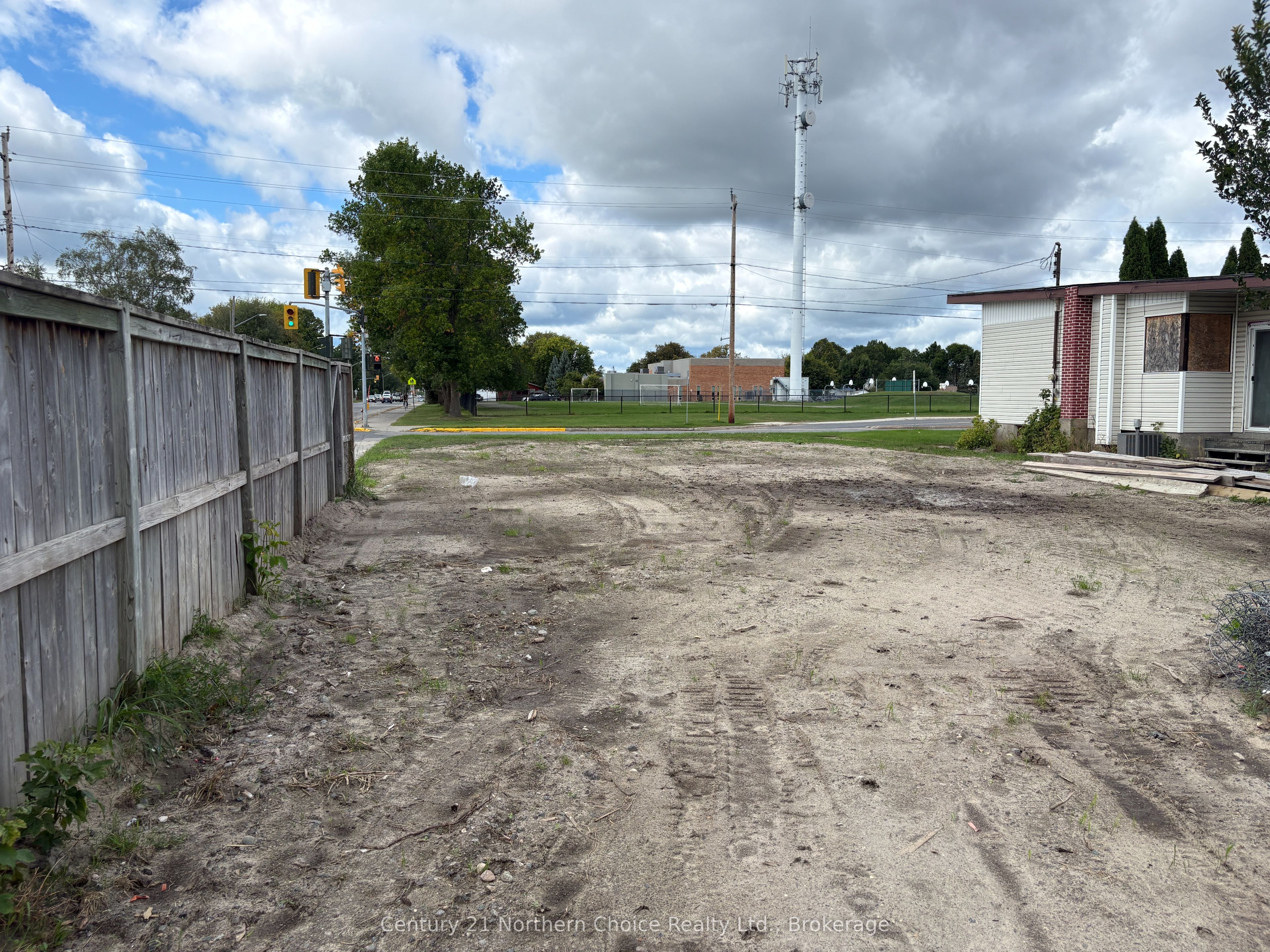700 Crowe Avenue, Fort Frances, ON P9A 2L6 photo 3