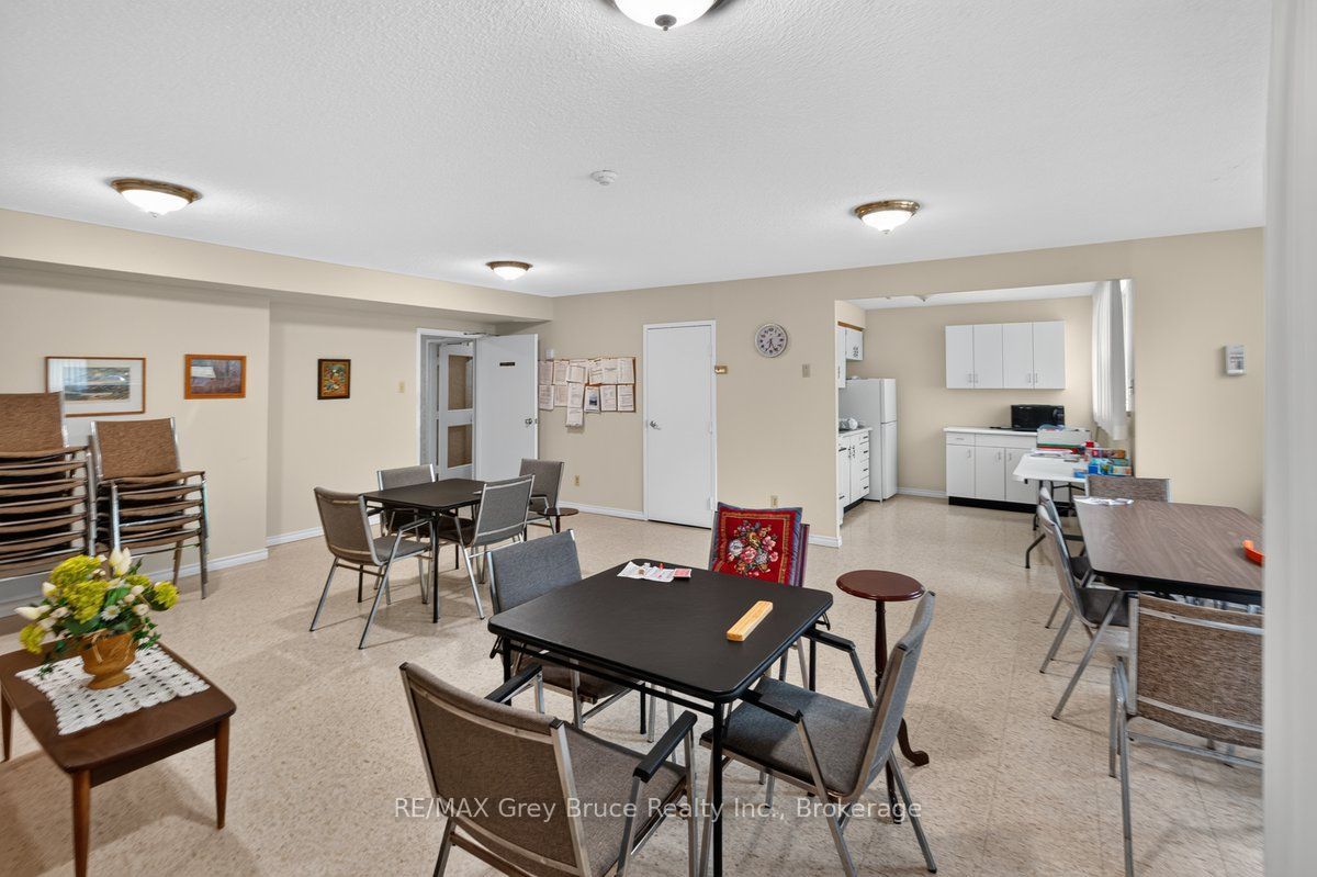 860 9th Street E 208, Owen Sound, ON N4K 1R2 photo 2