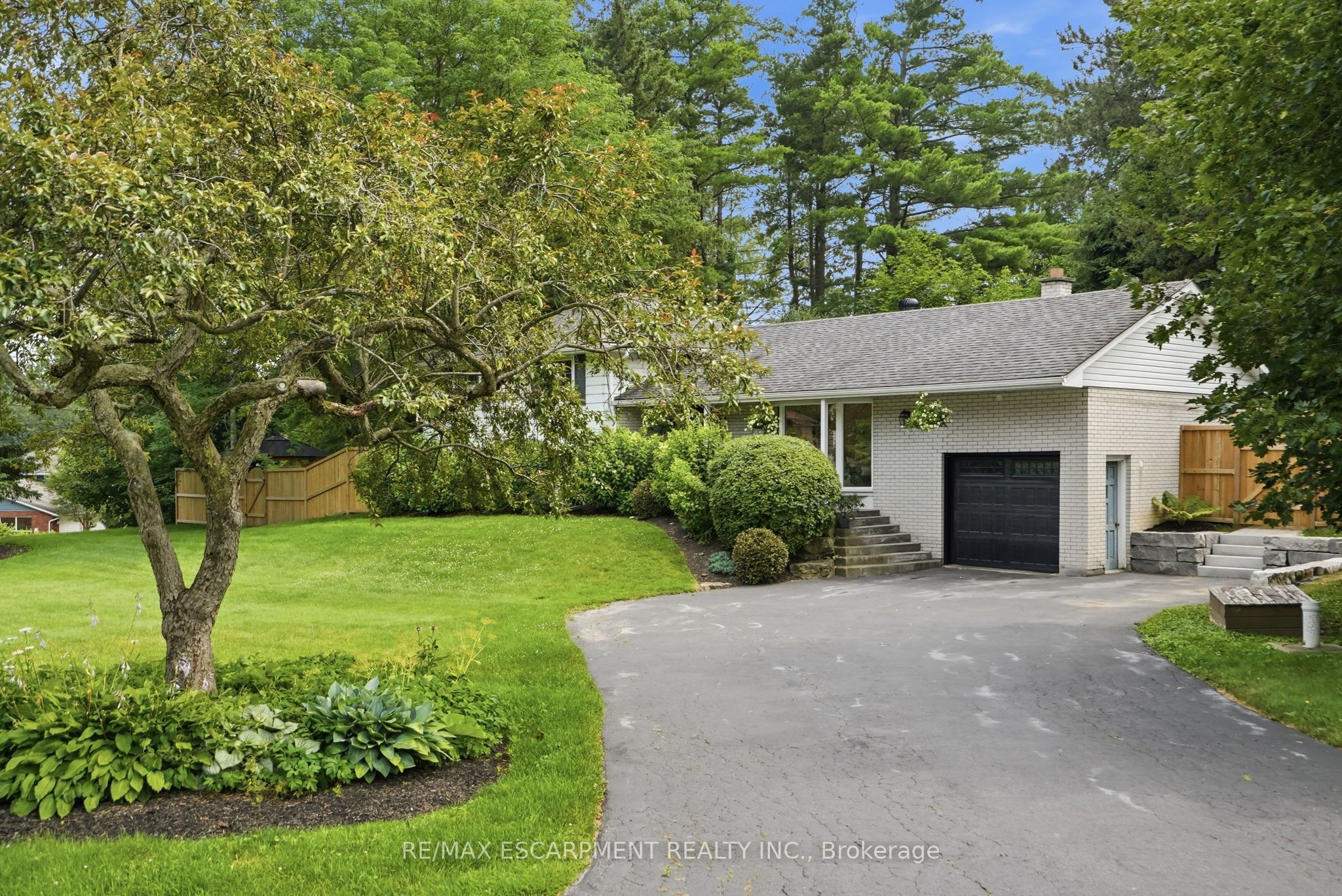 2 Jameson Drive, Hamilton, ON L9H 5A2 photo 2
