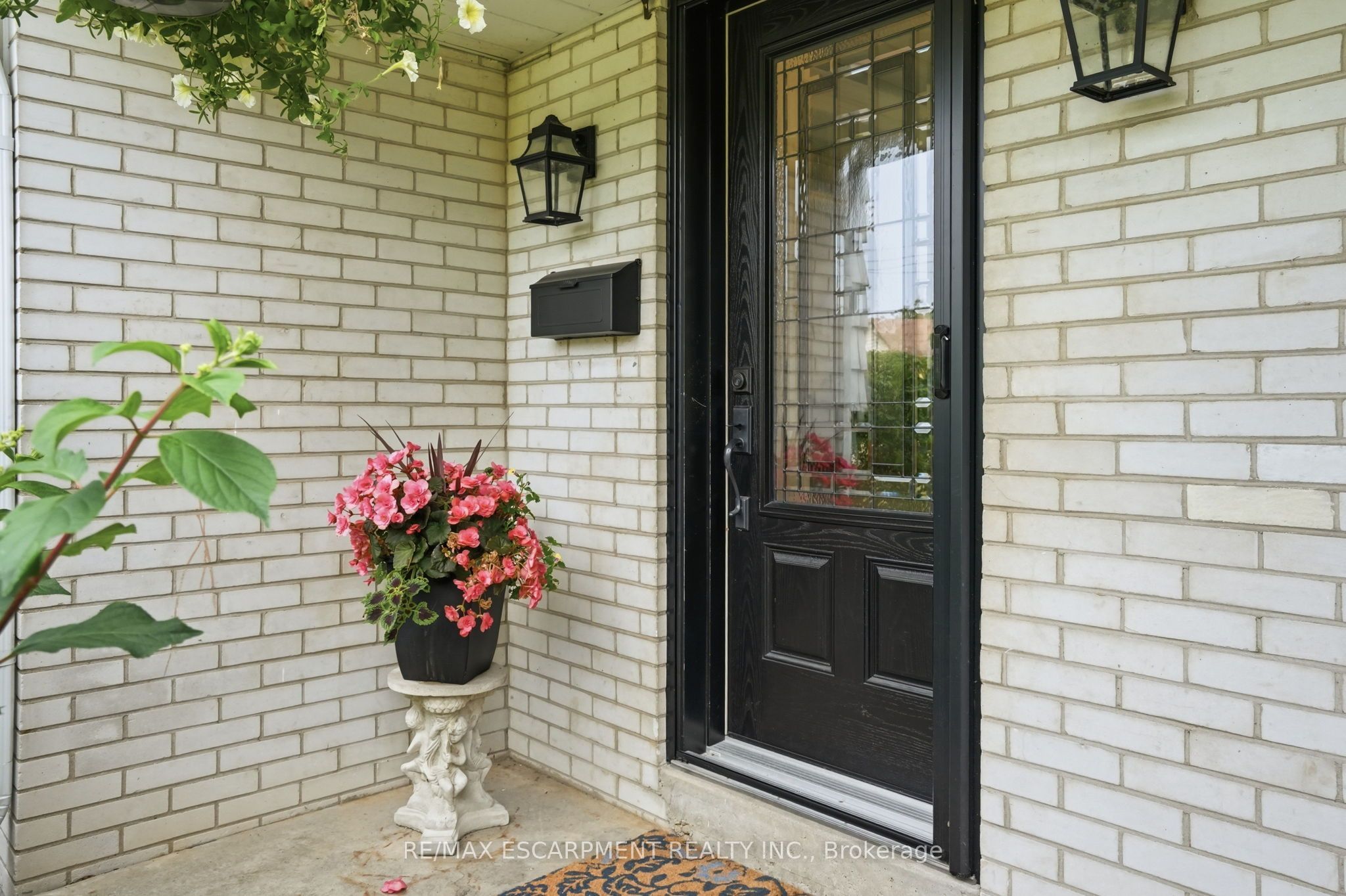2 Jameson Drive, Hamilton, ON L9H 5A2 photo 4