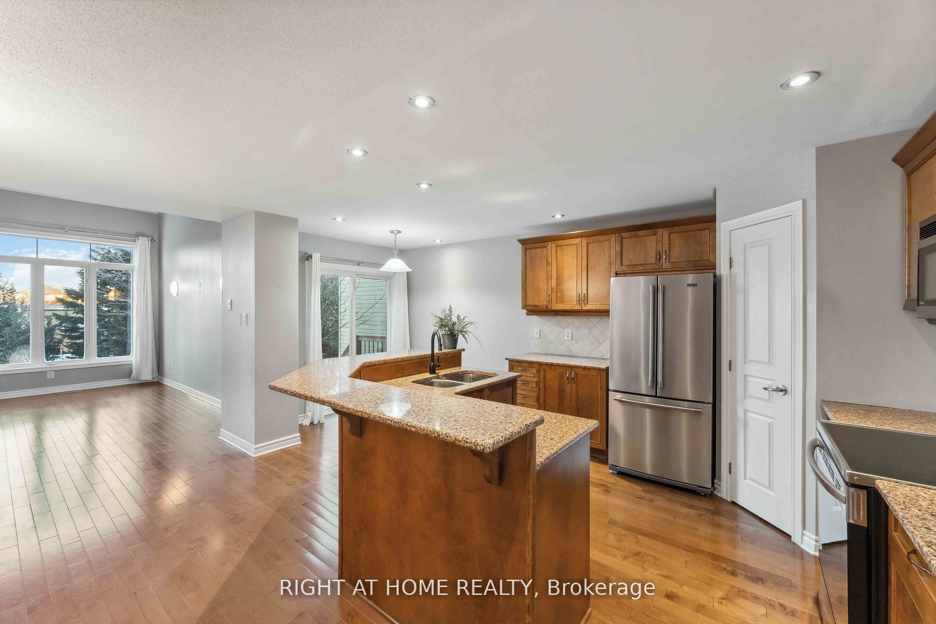 130 Tandalee Crescent, Kanata, ON K2M 0A1 photo 4
