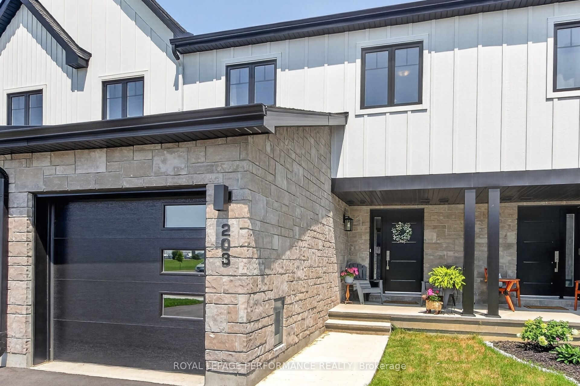 203 Peacock Drive, Russell, ON K4R 0M5