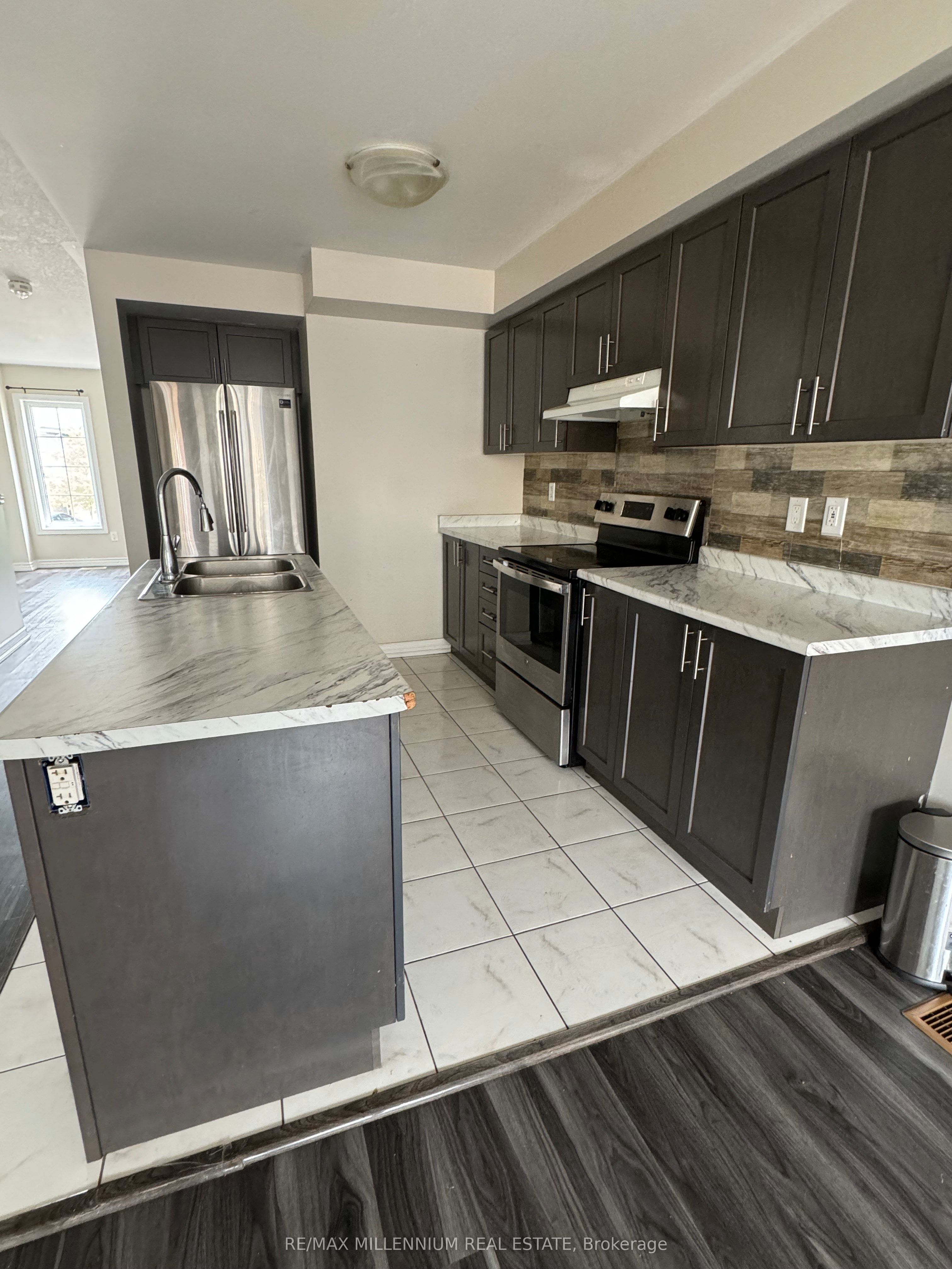 458 Linden Drive W, Cambridge, ON N3H 5L5 photo 2