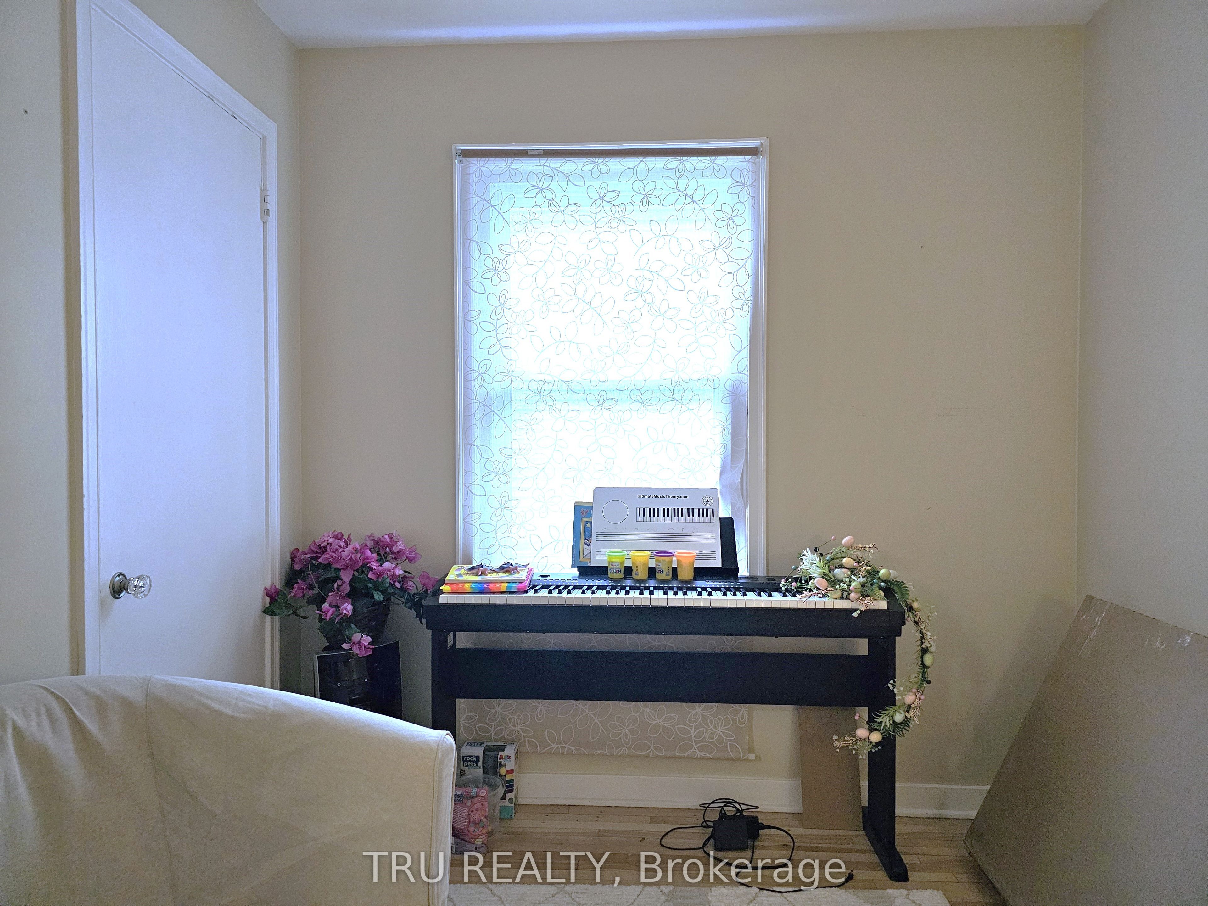 28 Arundel Avenue, Manor Park - Cardinal Glen and Area, ON K1K 0B6 photo 2