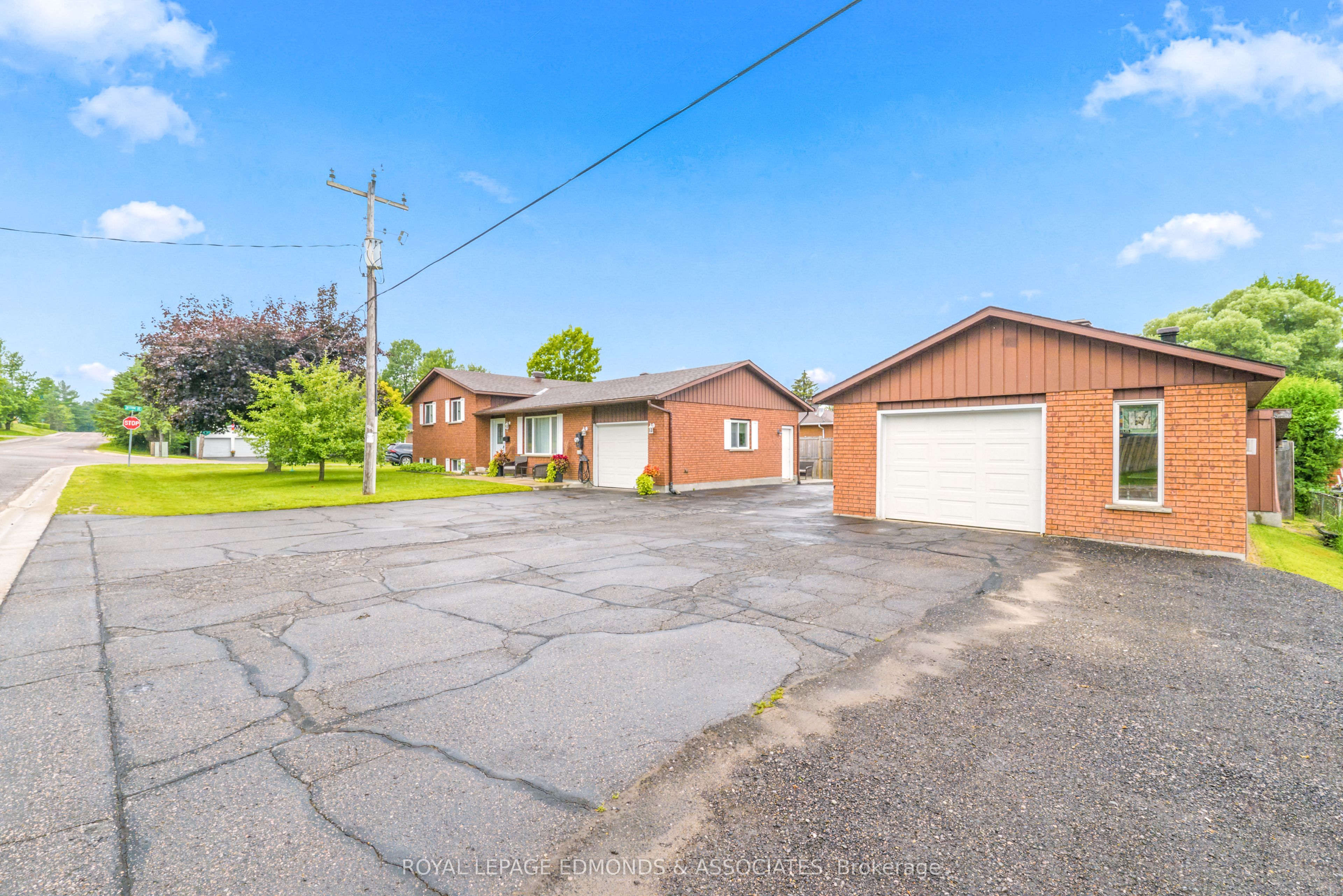 2 Herman Street, Petawawa, ON K8H 3J8
