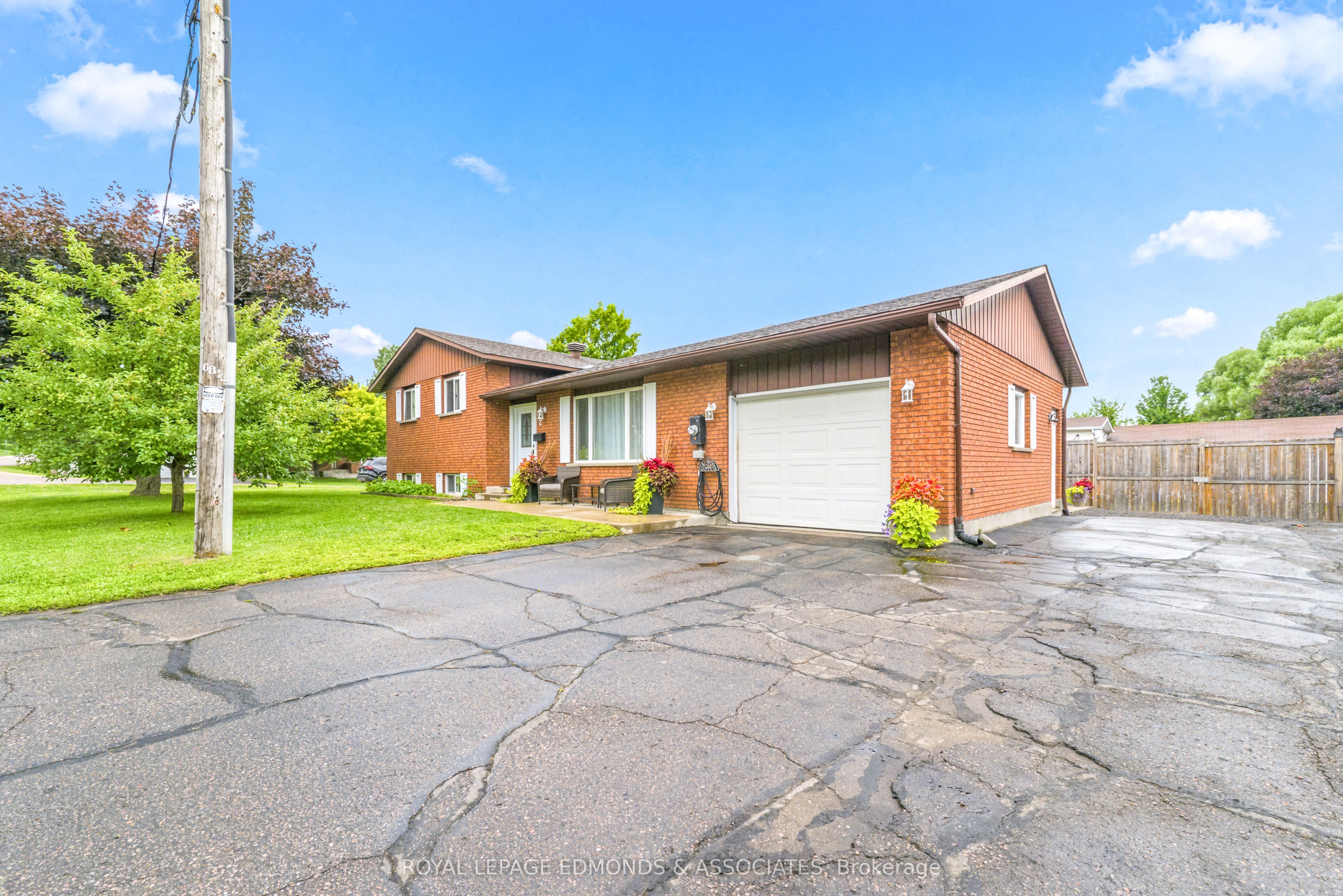 2 Herman Street, Petawawa, ON K8H 3J8 photo 3