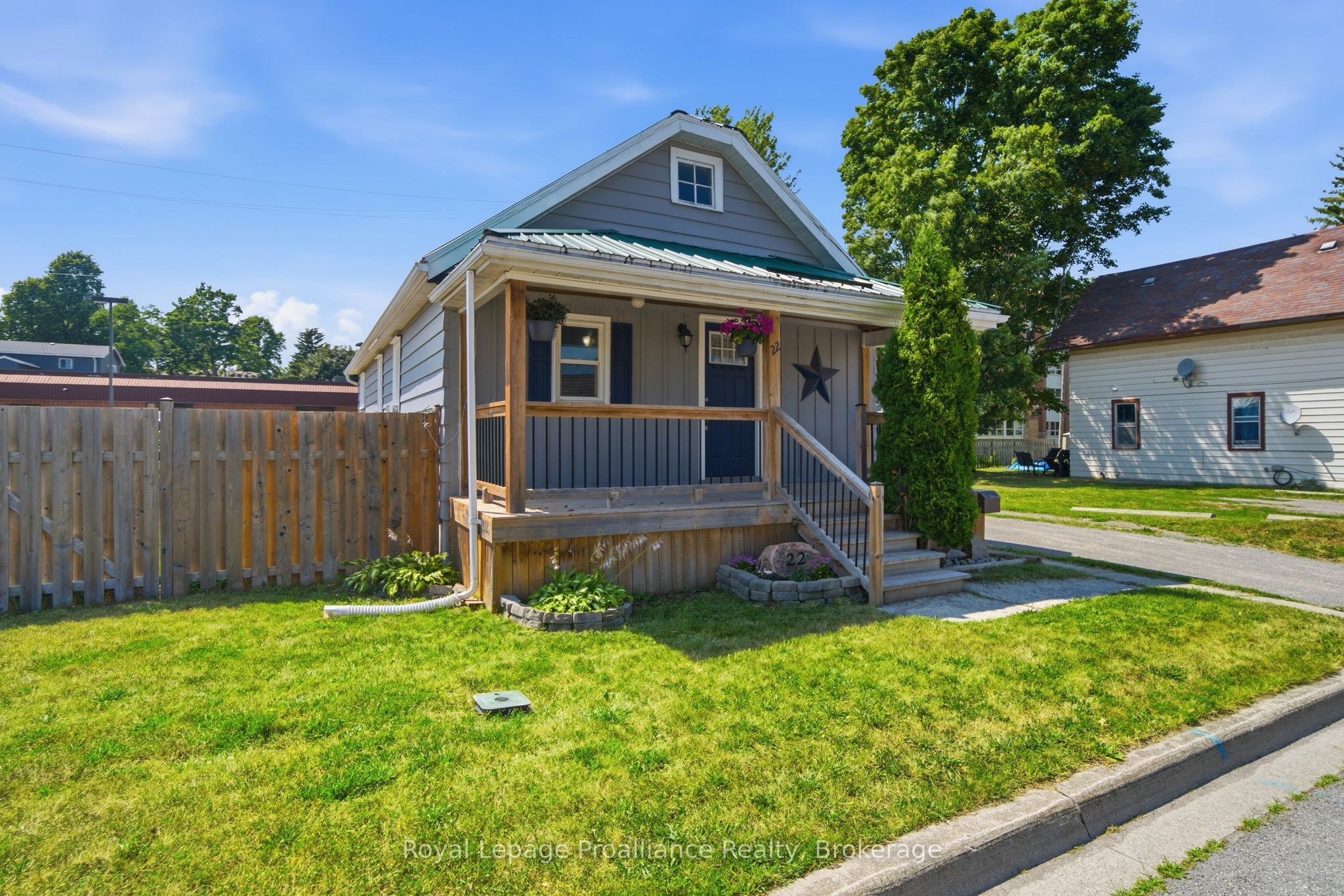 22 Flindall Street, Quinte West, ON K8V 3E3 photo 2