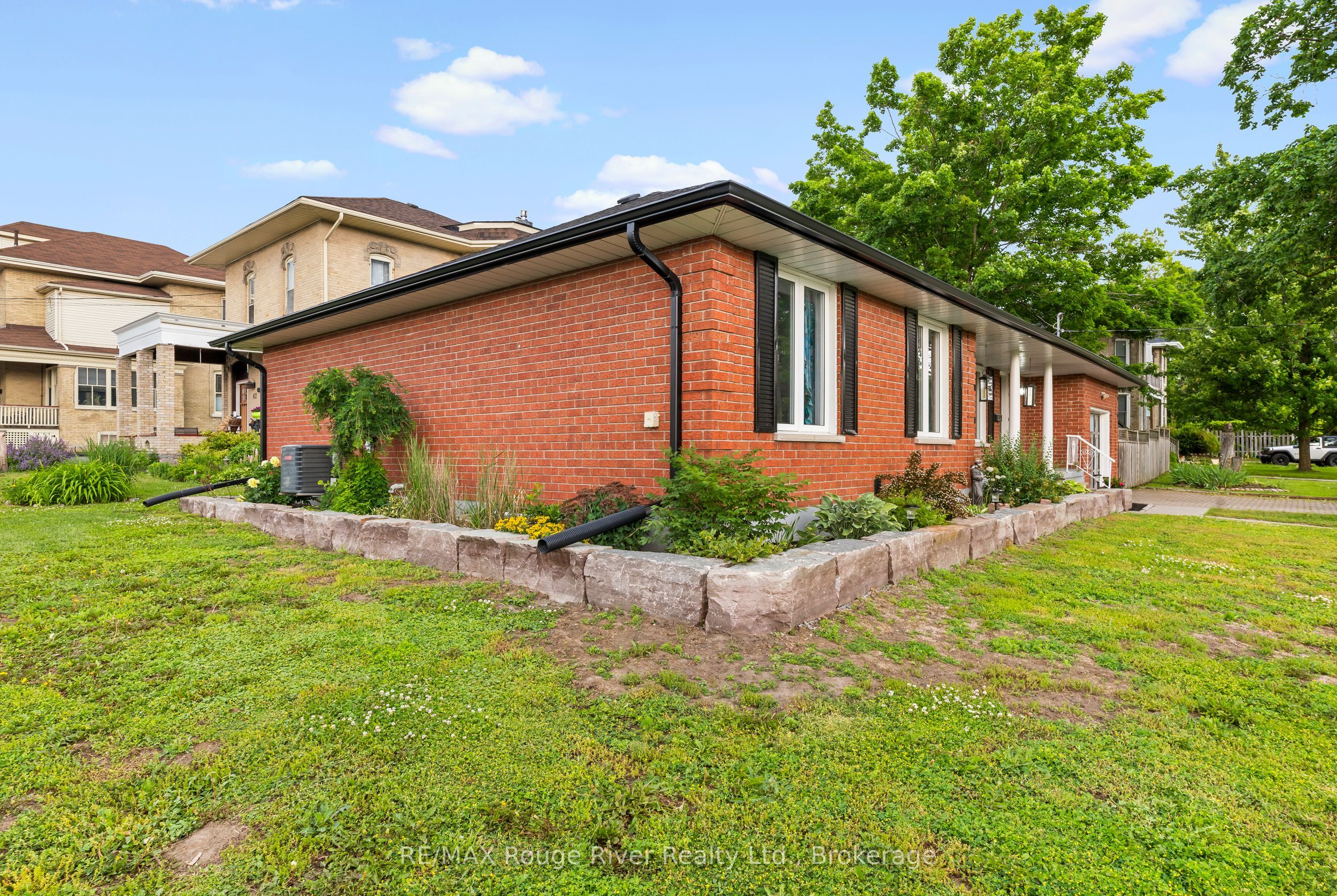 59 1/2 N Victoria Avenue N, Kawartha Lakes, ON K9V 4G4 photo 3