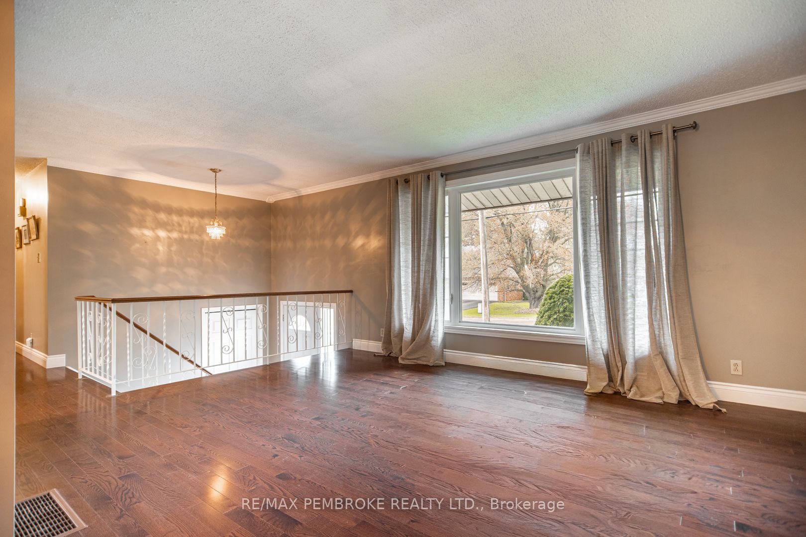 486 Irving Street, Pembroke, ON K8A 2T4 photo 3