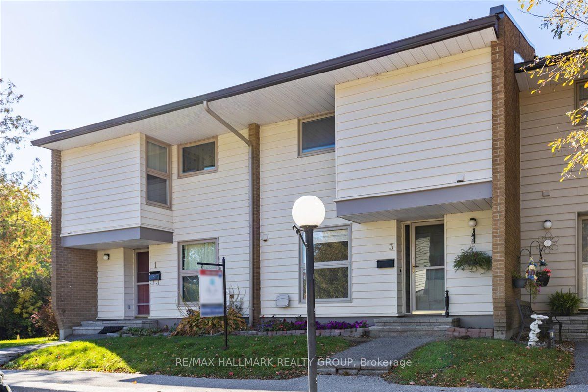 3 CARMICHAEL Court, Kanata, ON K2K 1K1