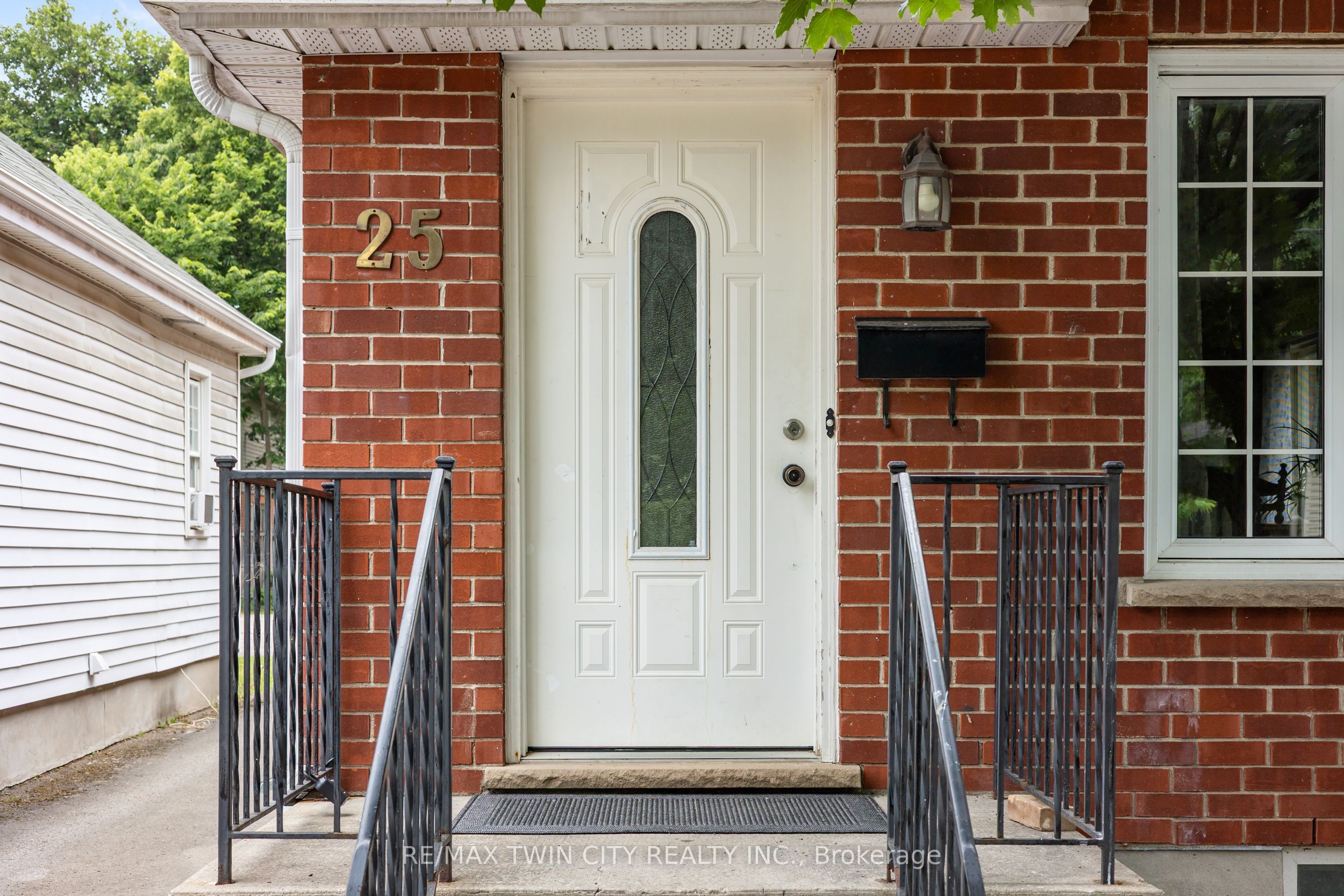 25 SAUNBY Street, London North, ON N6G 1A2 photo 2