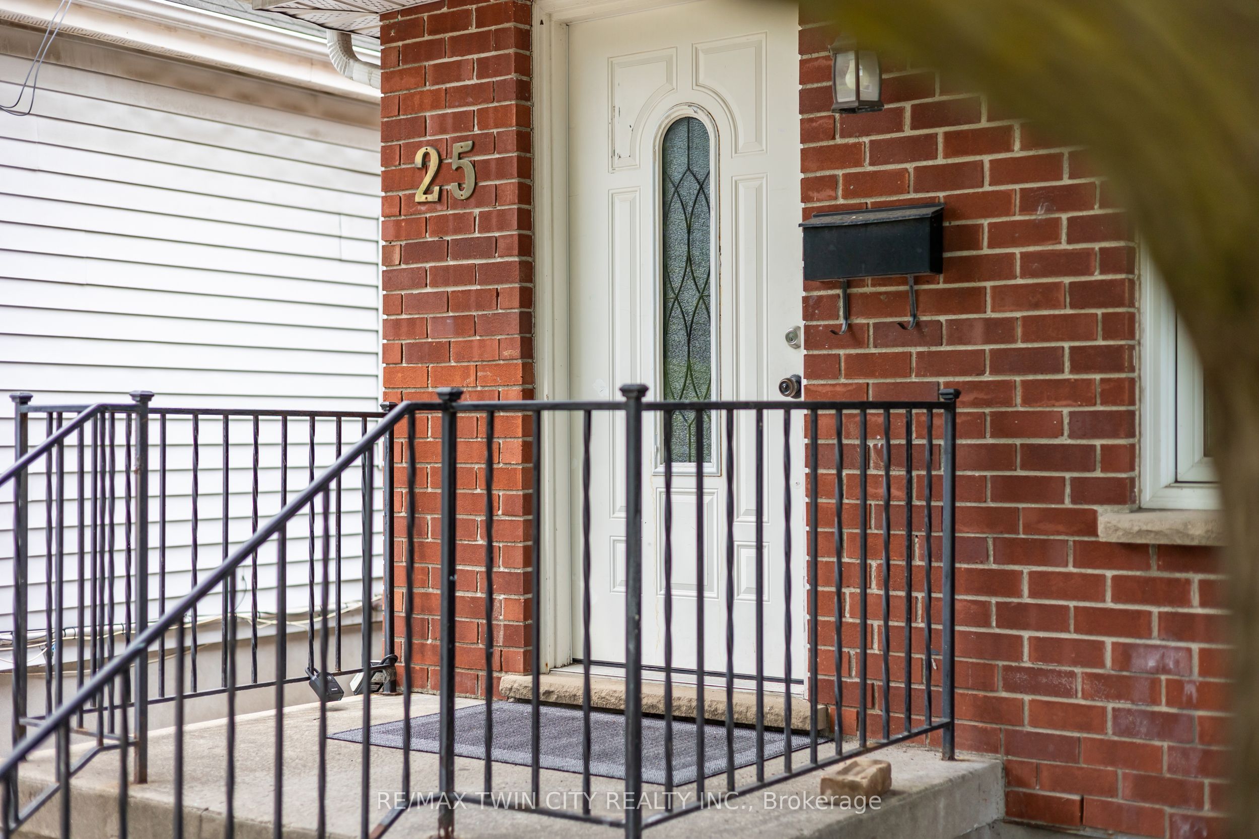 25 SAUNBY Street, London North, ON N6G 1A2 photo 3