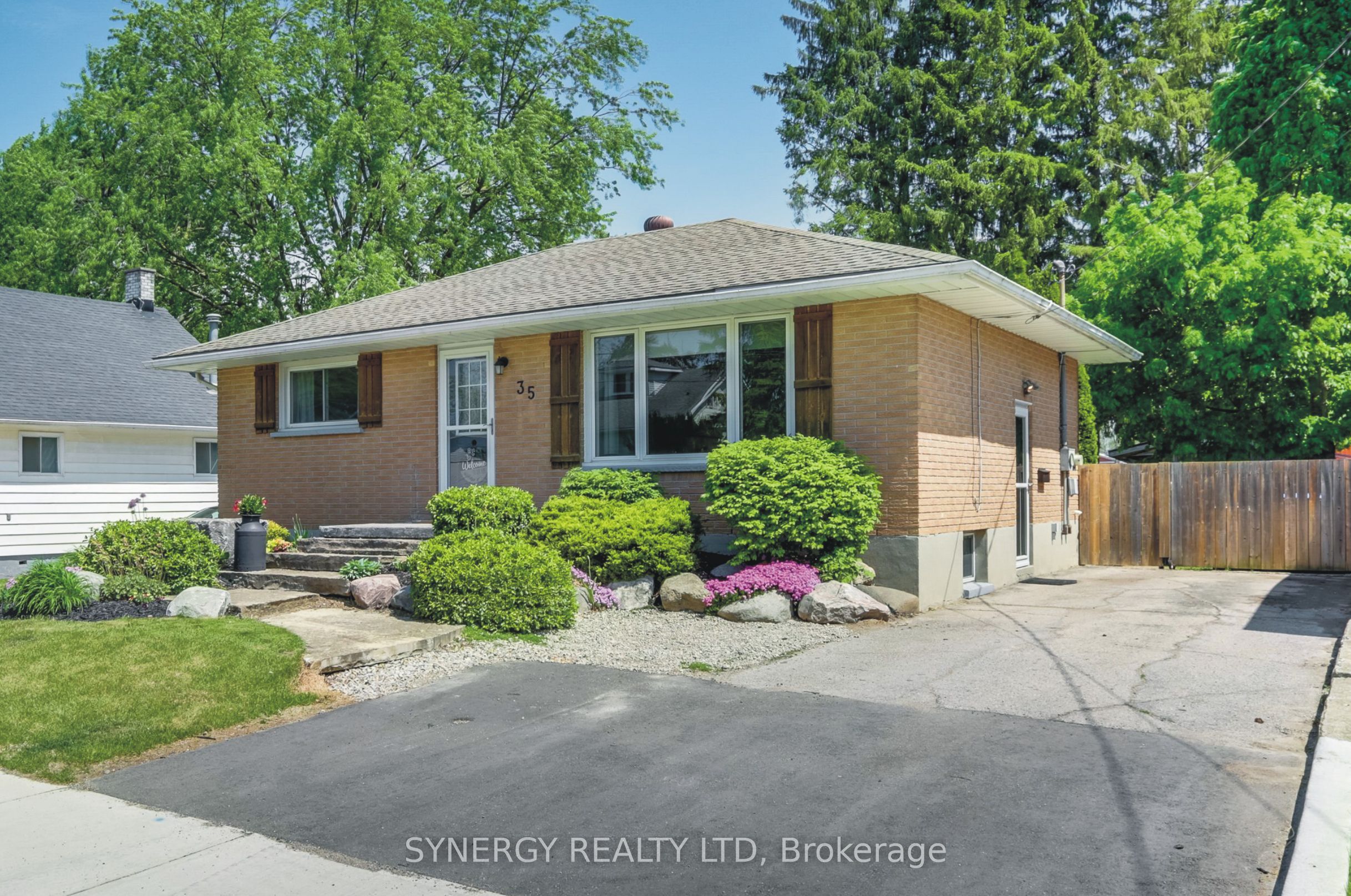 35 Queen Street, Strathroy-Caradoc, ON N7G 2H5