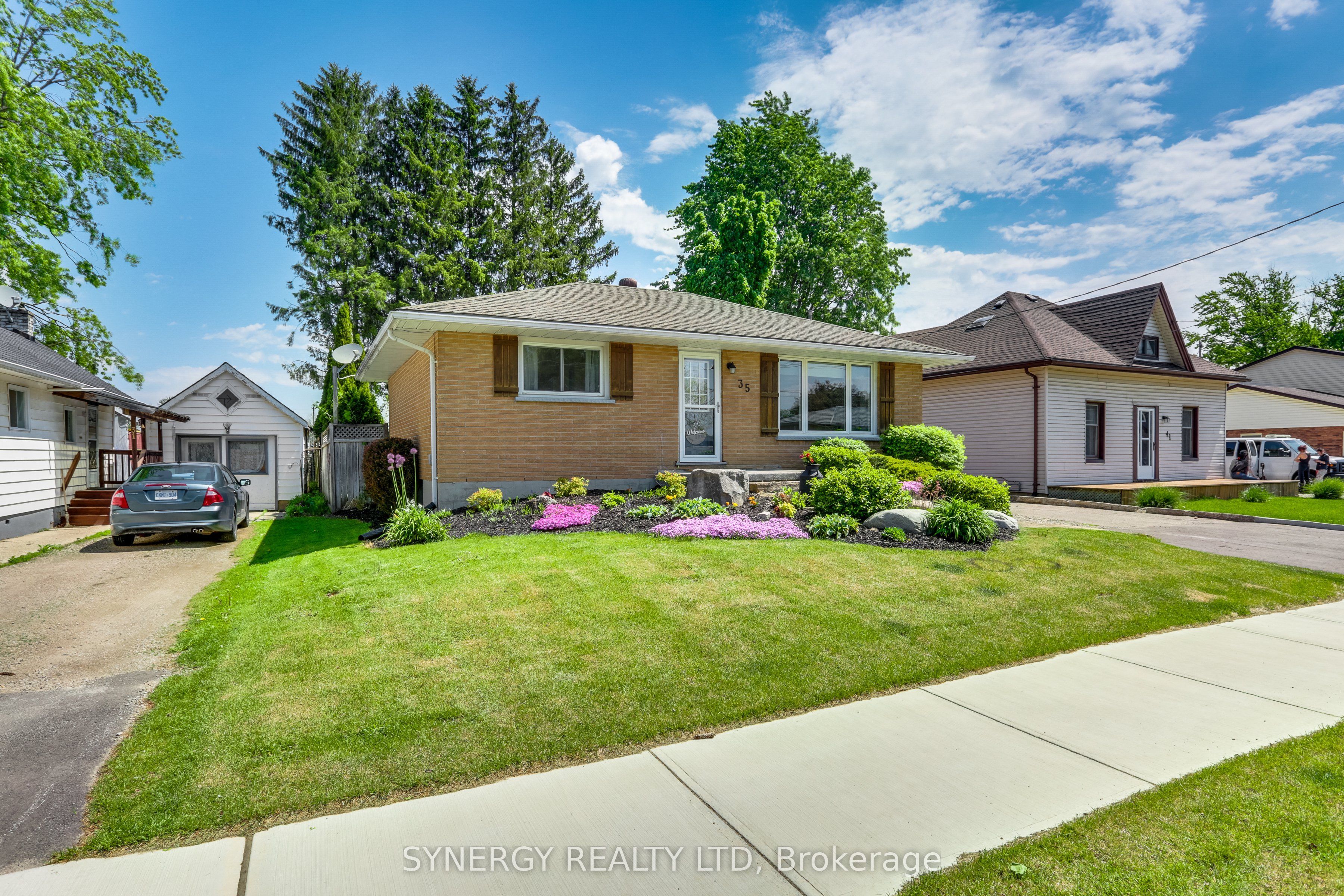 35 Queen Street, Strathroy-Caradoc, ON N7G 2H5 photo 3