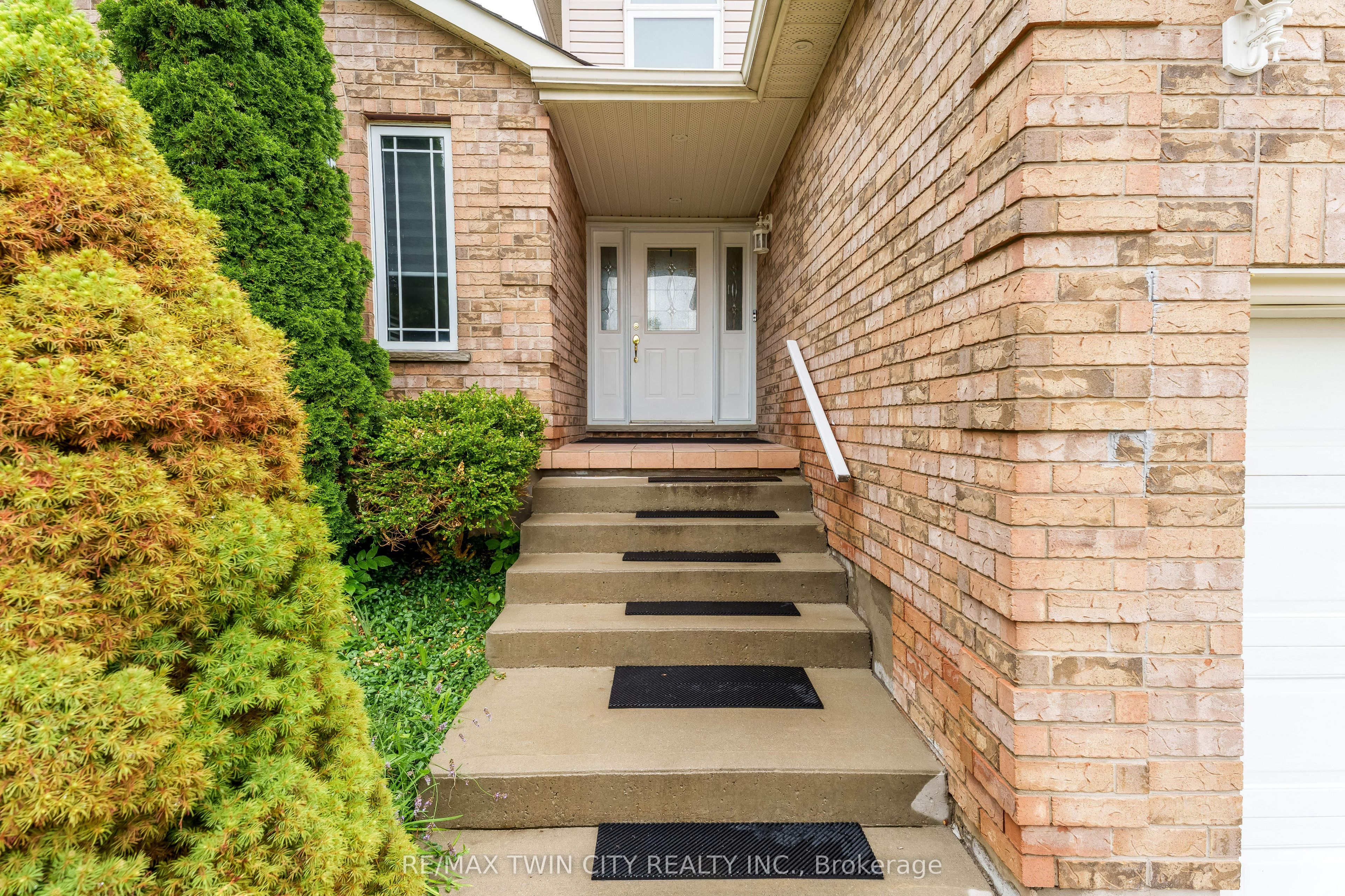 519 Yorkshire Drive, Waterloo, ON N2T 2V1 photo 3