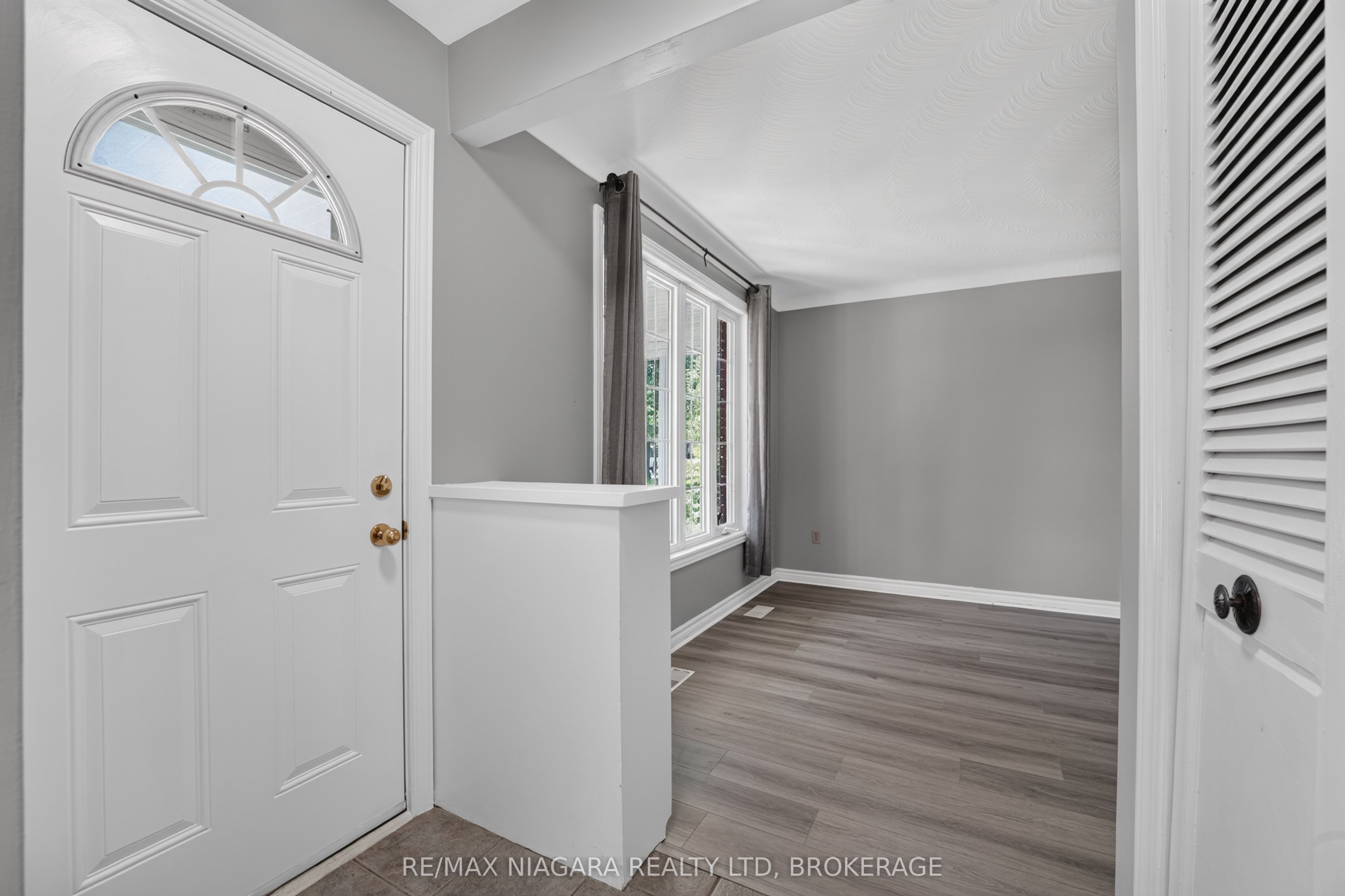 4074 Brookdale Drive, Niagara Falls, ON L2H 2B3 photo 4