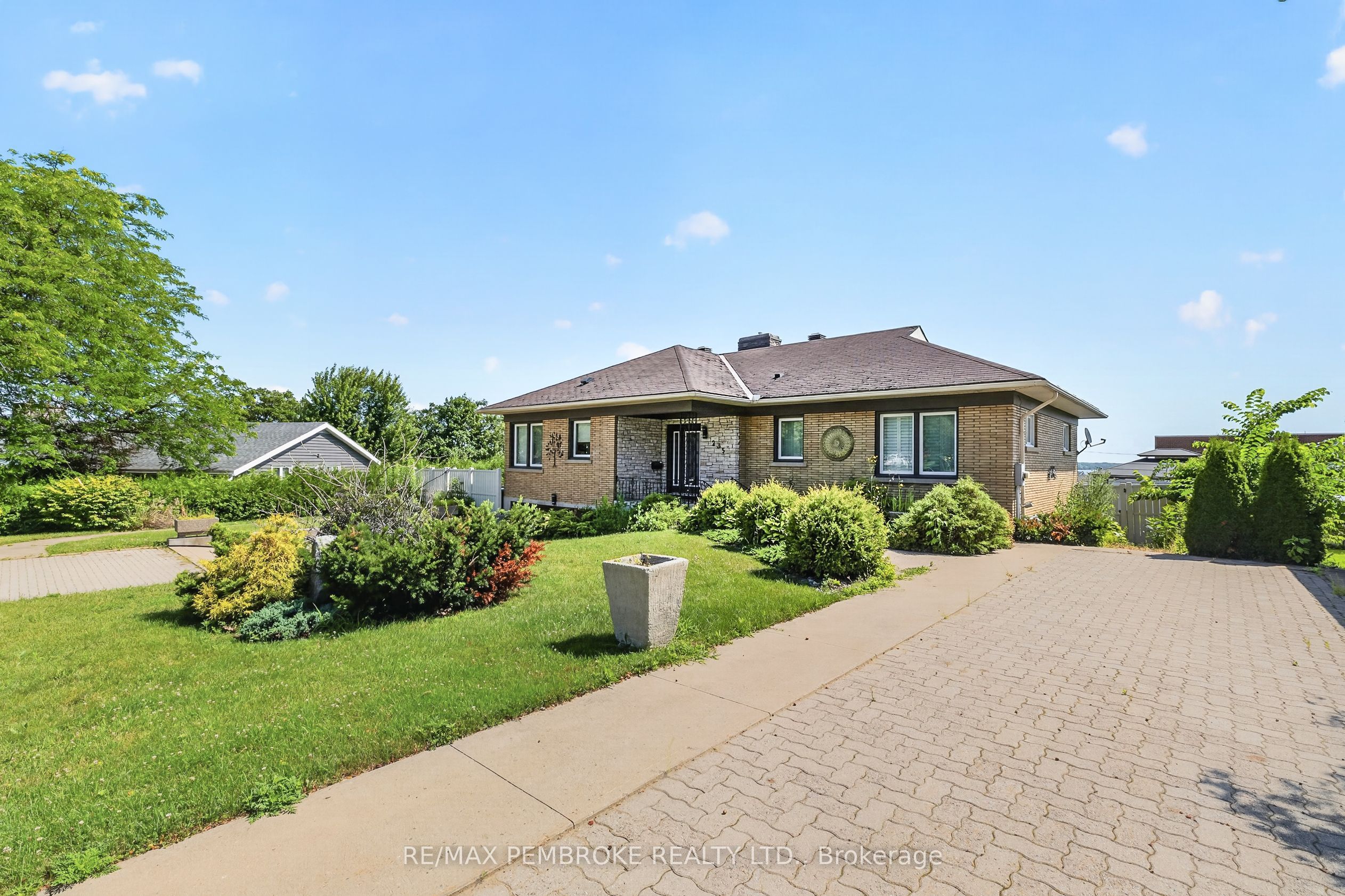 235 Broadview Drive, Pembroke, ON K8A 2A1 photo 4