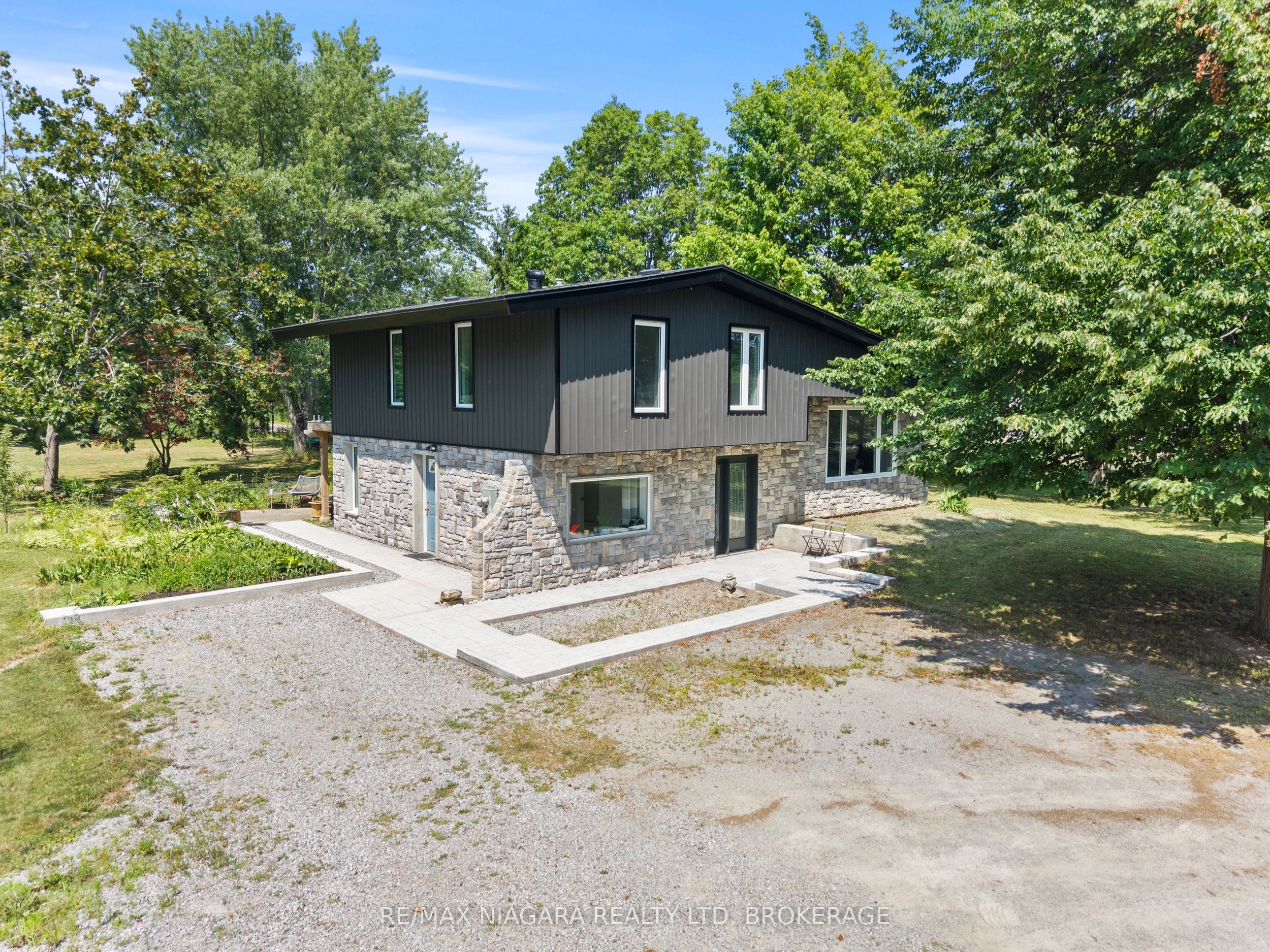 1546 Nigh Road, Fort Erie, ON L2A 5M4 photo 2