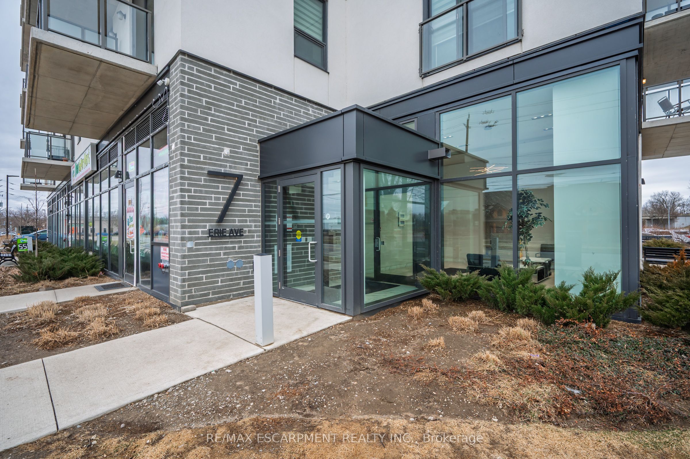 7 Erie Avenue 606, Brantford, ON N3S 2E7 photo 2
