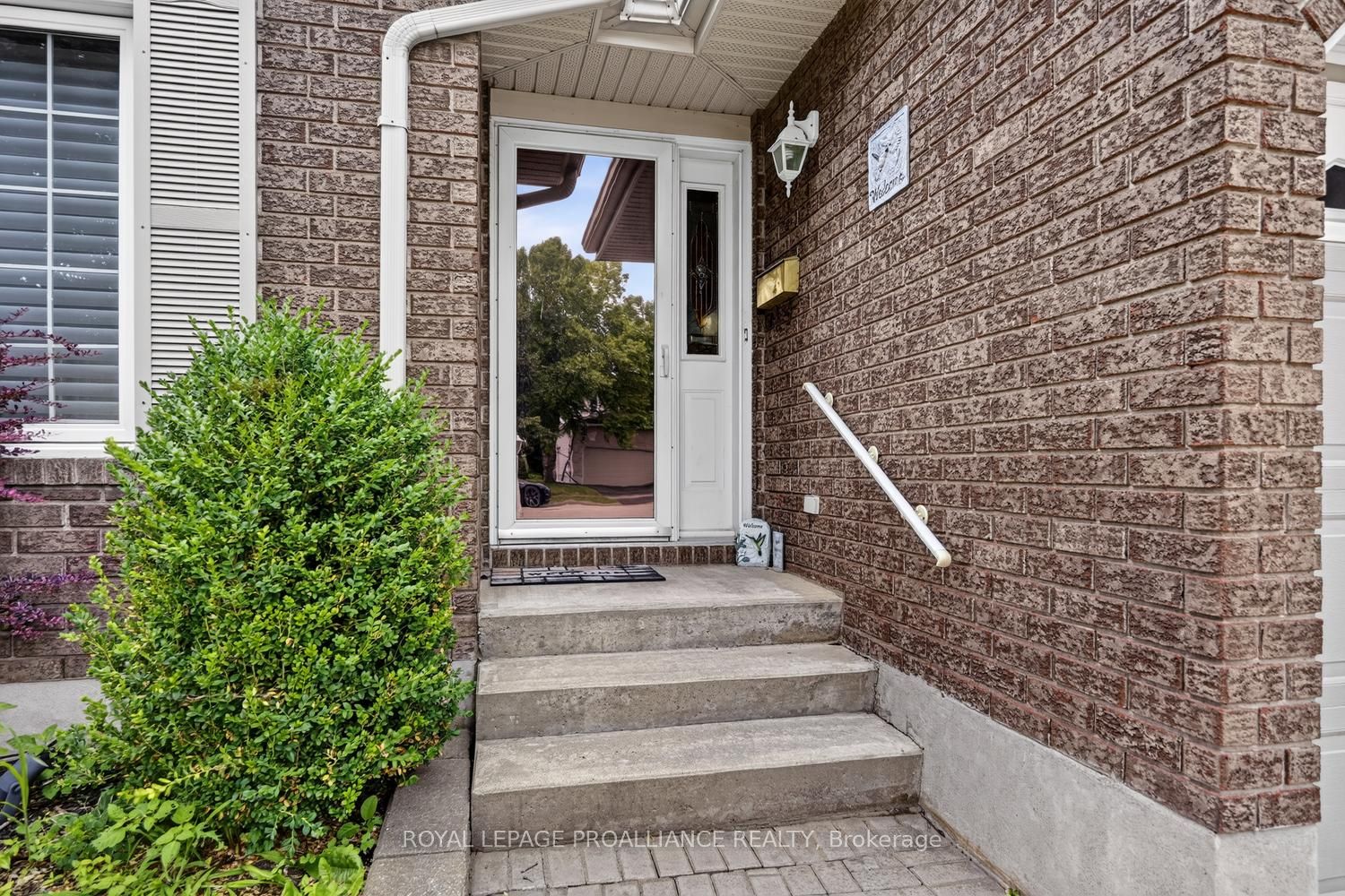 1099 Bridlewood Drive, Brockville, ON K6V 7G2 photo 2