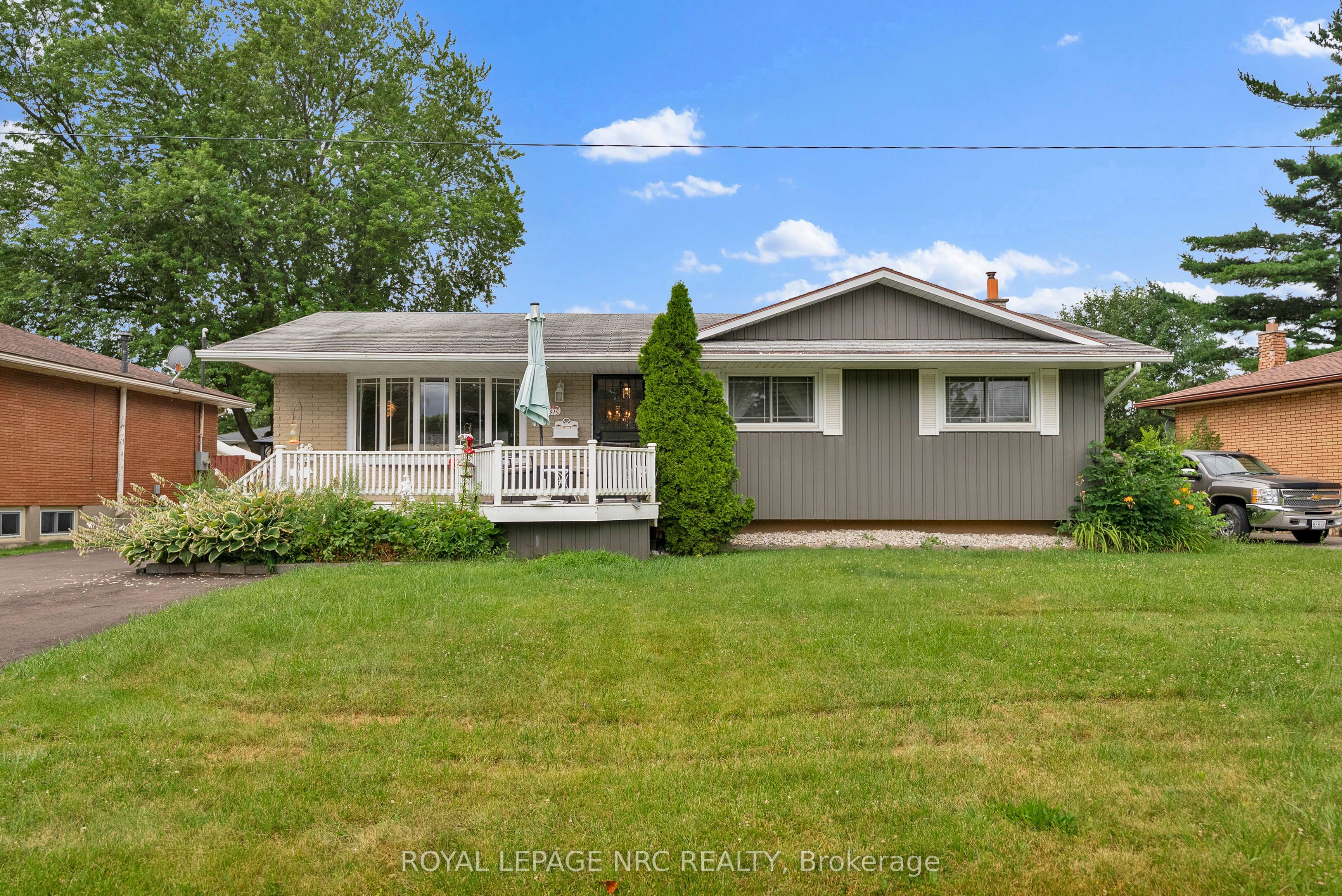 8415 Parkway Drive, Niagara Falls, ON L2G 6W8