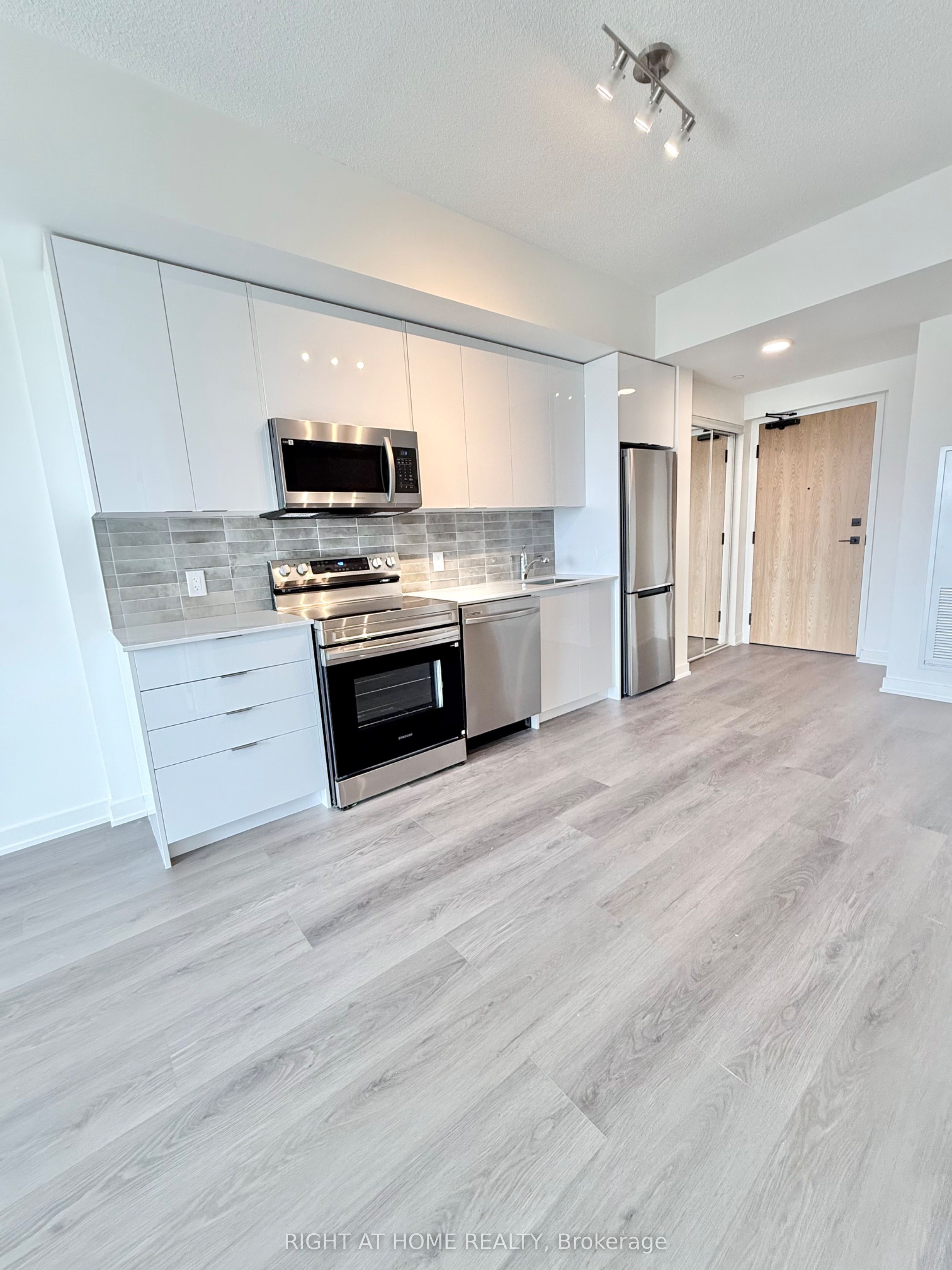33 Erie Avenue 1012, Brantford, ON N3S 0K7 photo 4