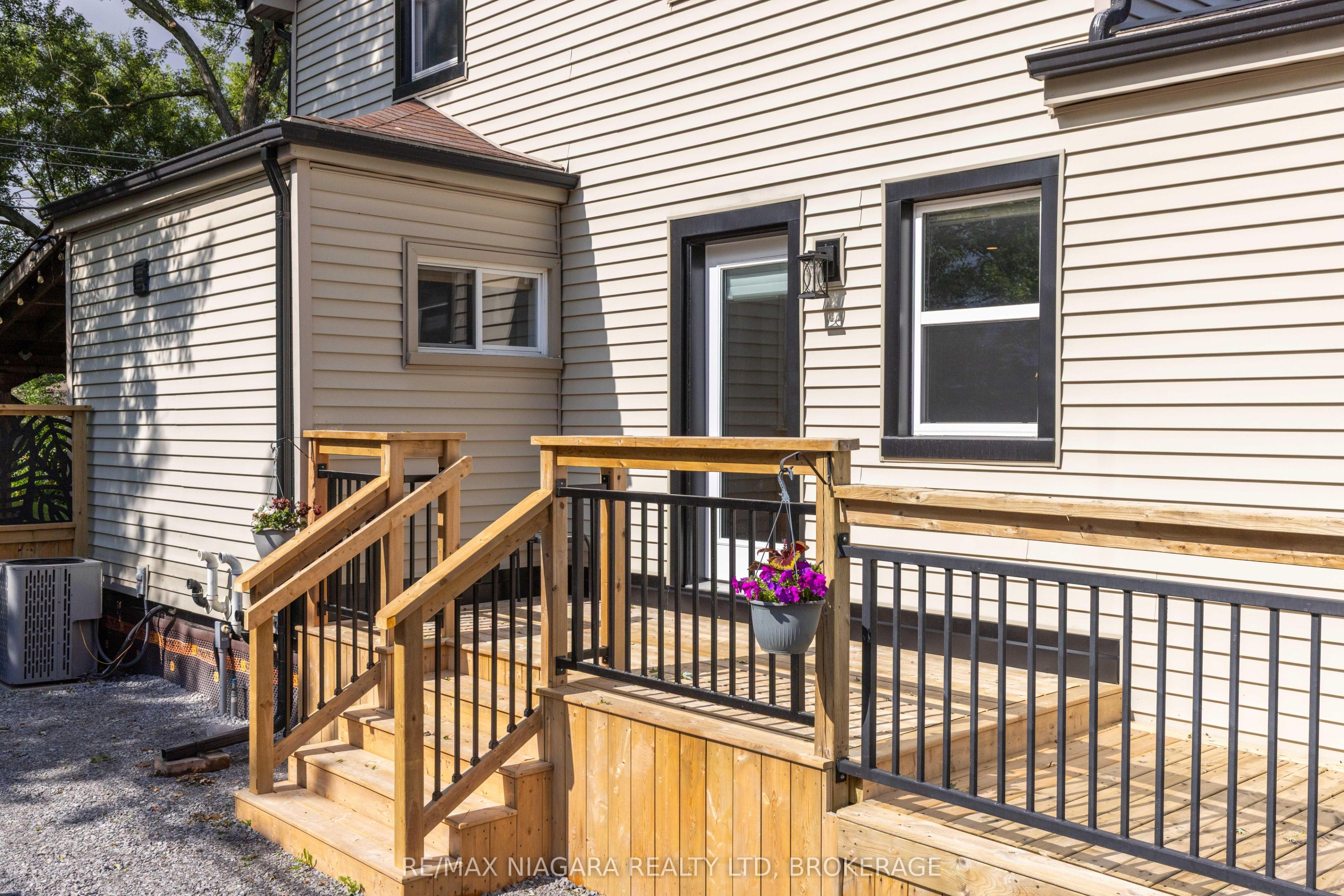 93 First Street, Welland, ON L3B 4R8 photo 2