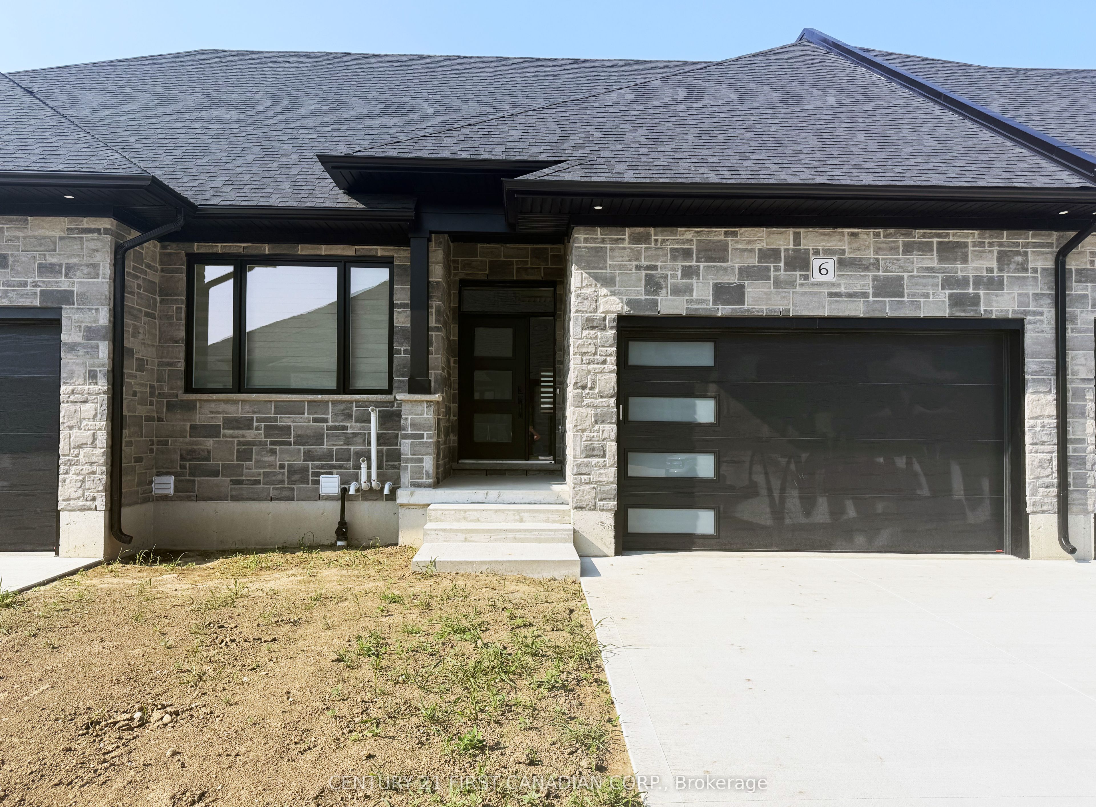 32 Postma Street 18, North Middlesex, ON N0M 1A0 photo 2