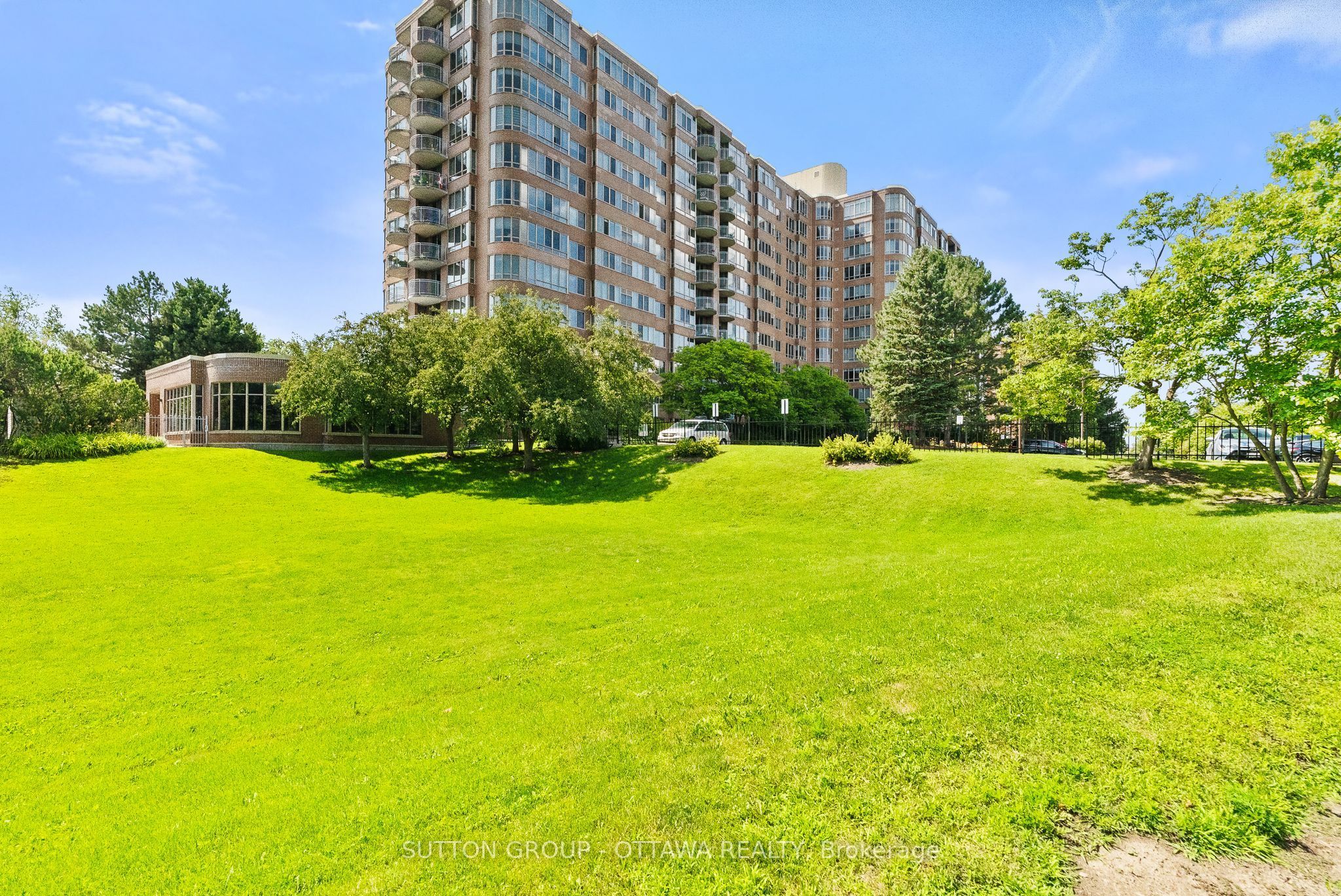 100 Grant Carman Drive 917, Cityview - Parkwoods Hills - Rideau Shore, ON K2E 8B8 photo 2