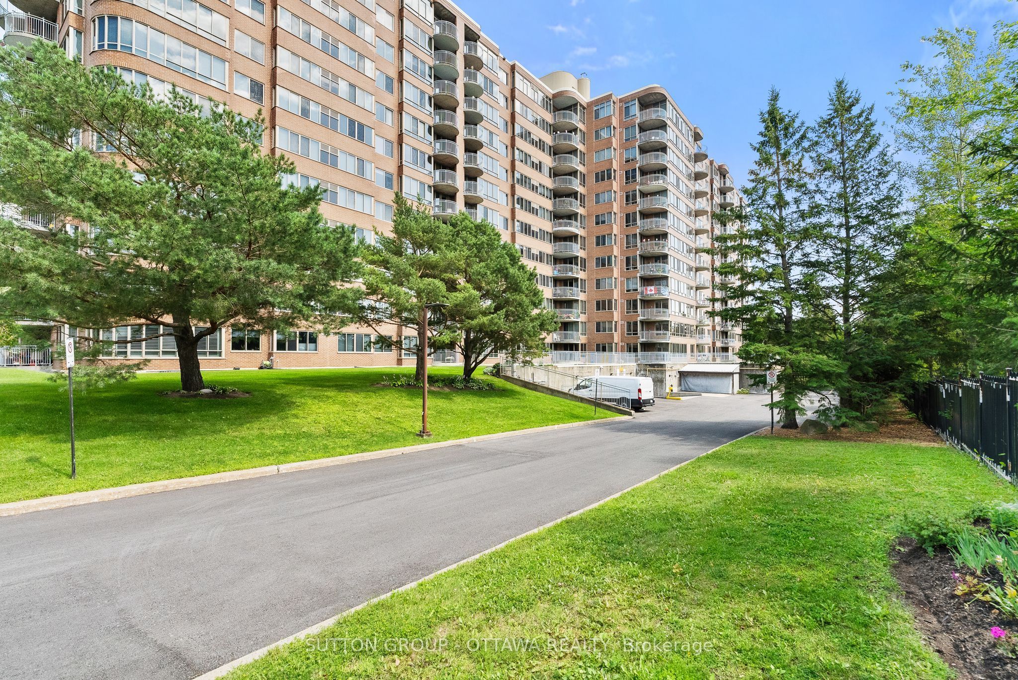 100 Grant Carman Drive 917, Cityview - Parkwoods Hills - Rideau Shore, ON K2E 8B8 photo 3