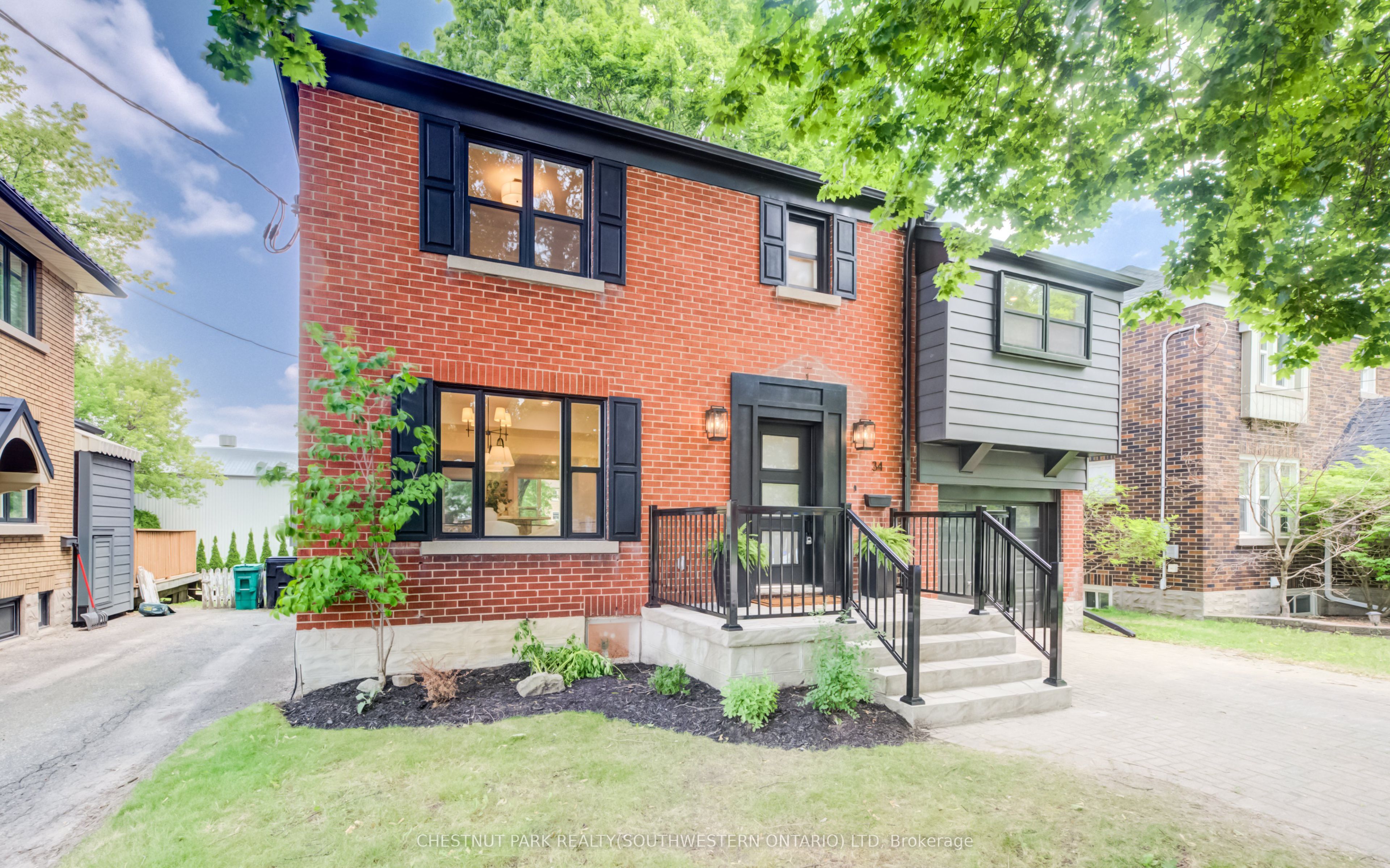 34 Moore Avenue N, Waterloo, ON N2J 3E5